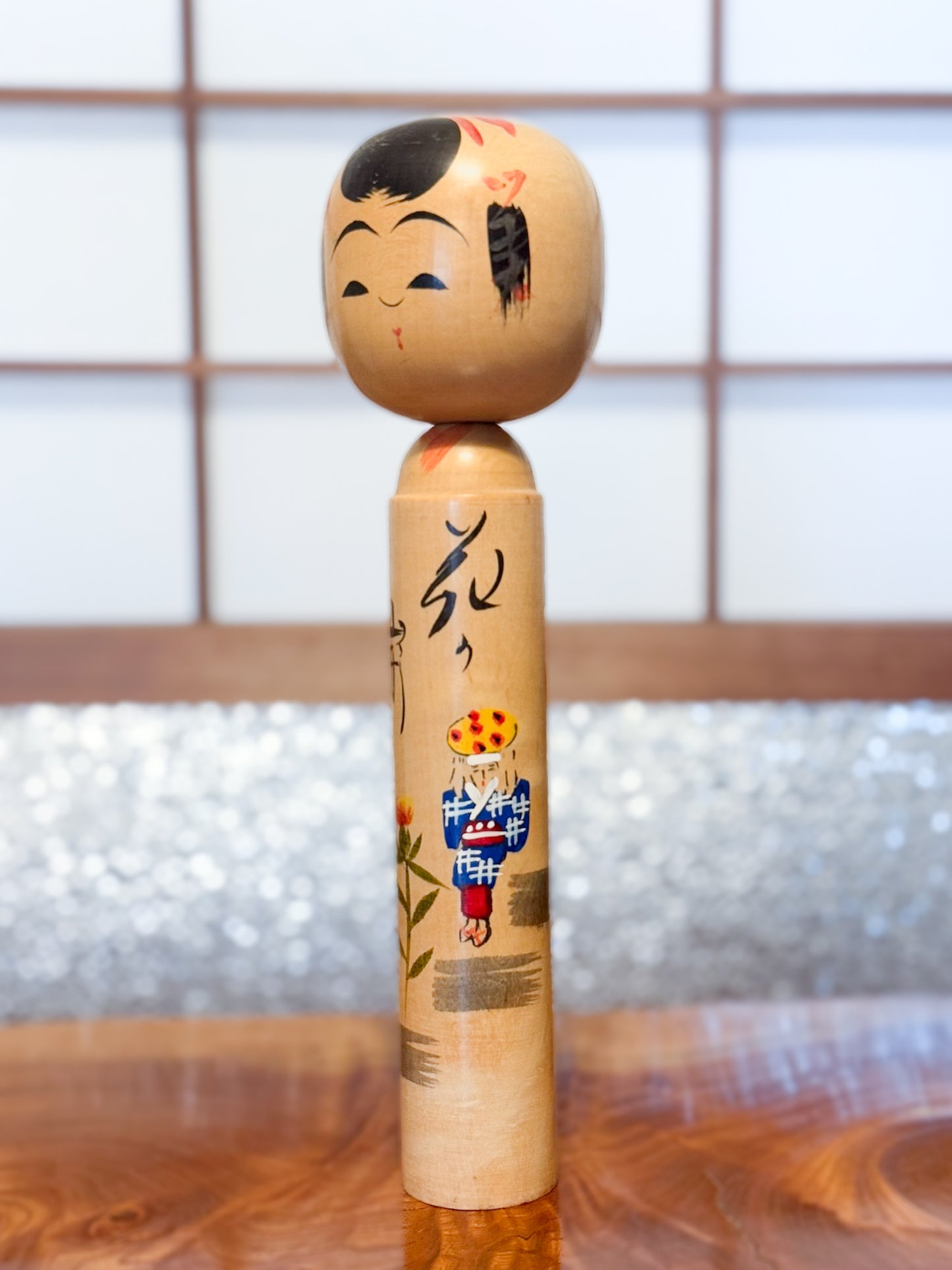 Kokeshi créative vintage avec illustration de fleurs et femme au panier profil gauche