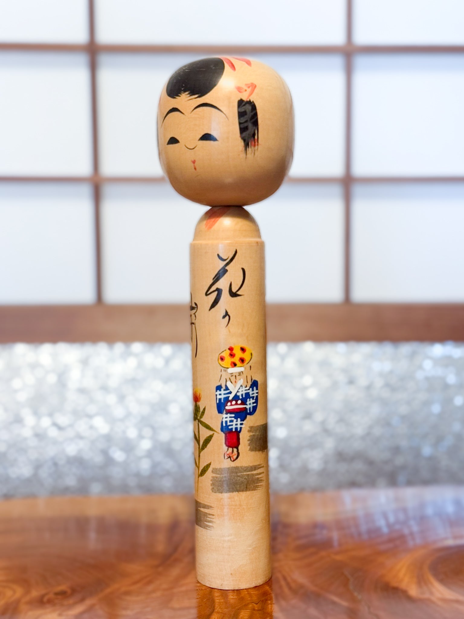 Kokeshi créative vintage avec illustration de fleurs et femme au panier profil gauche