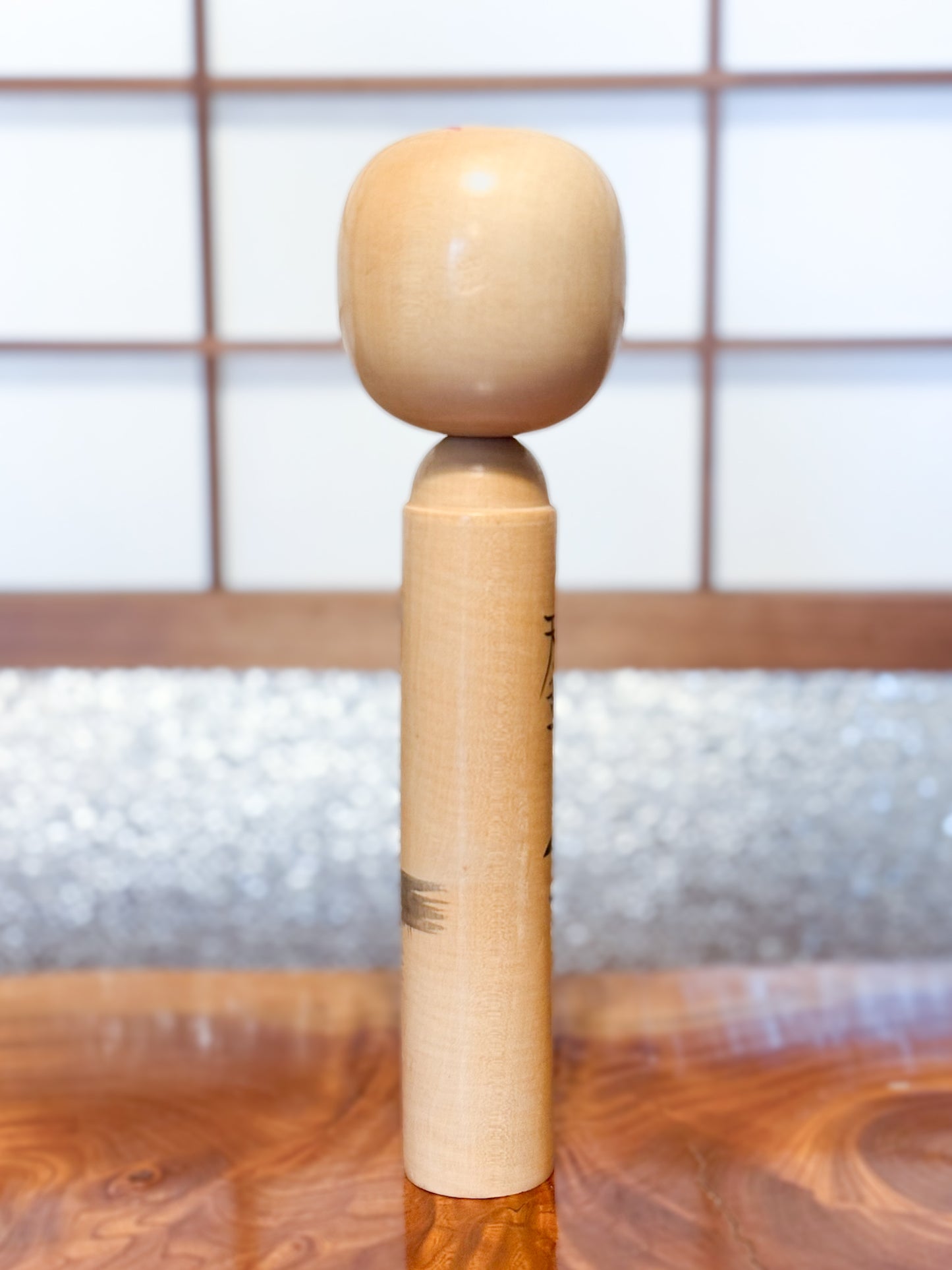 Kokeshi créative vintage avec illustration de fleurs et femme au panier de dos