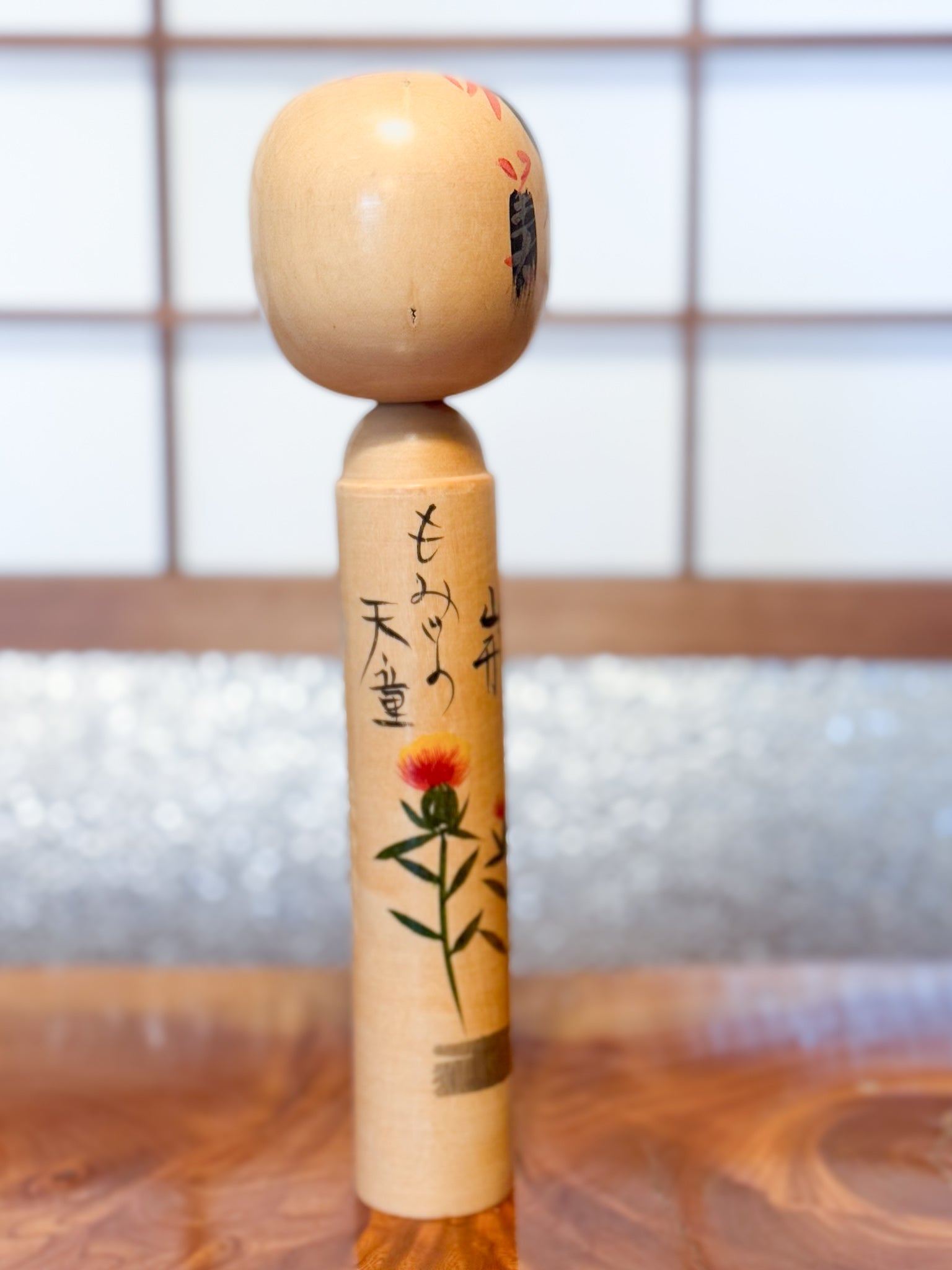 Kokeshi créative vintage avec illustration de fleurs et femme au panier profil droit