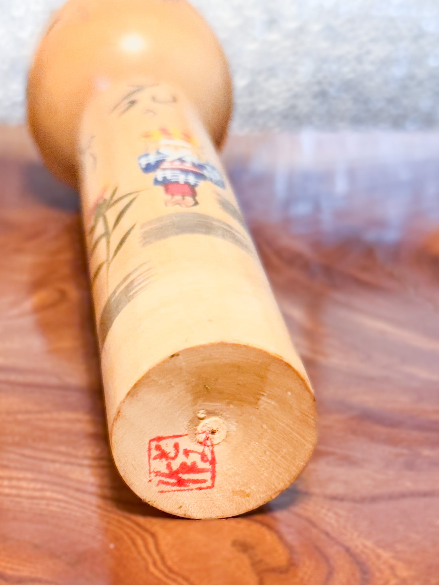 Kokeshi créative vintage avec illustration de fleurs et femme au panier sceau sur le dessous