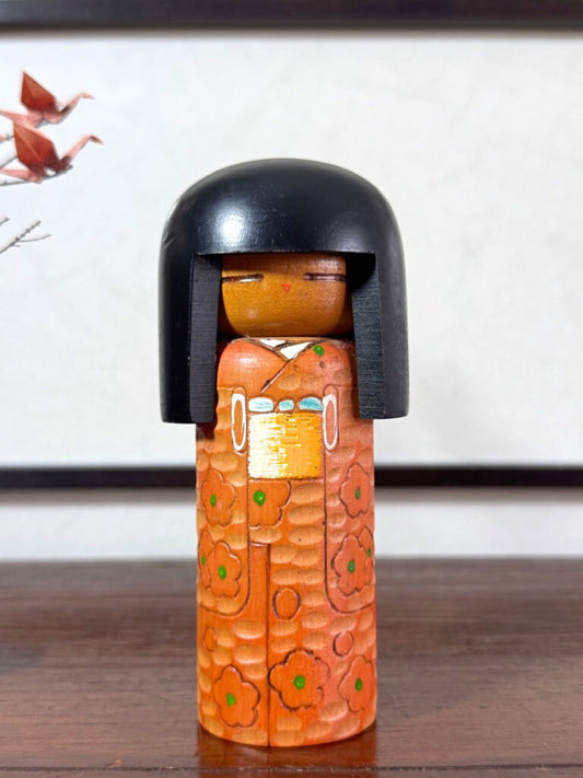 kokeshi créative vintage de Kisaku au kimono gravé et pyrogravé à fleurs