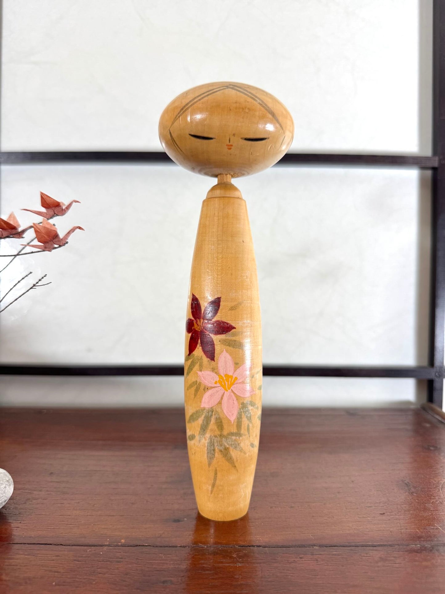 Kokeshi longue en bois avec fleurs peintes a la main, de face