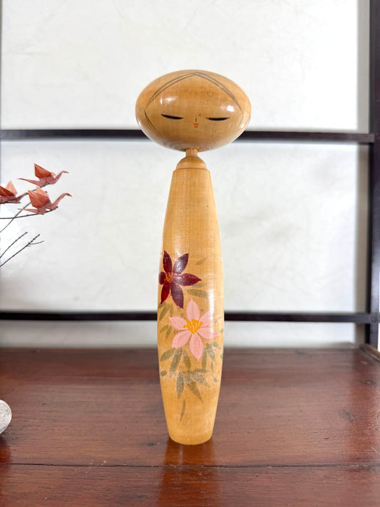 Kokeshi longue en bois avec fleurs peintes a la main, de face