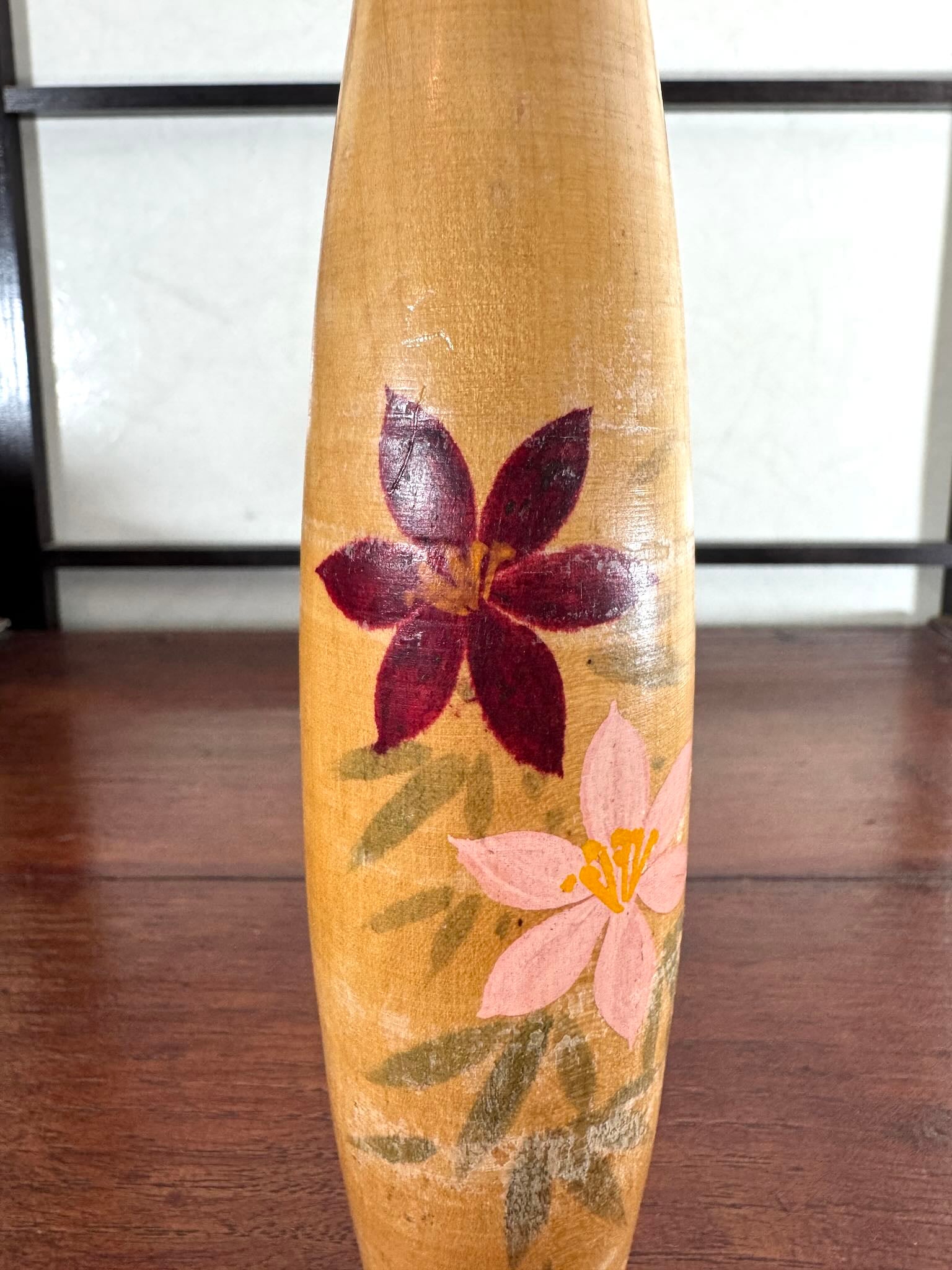 Kokeshi longue en bois avec fleurs peintes a la main, detail sur les fleurs
