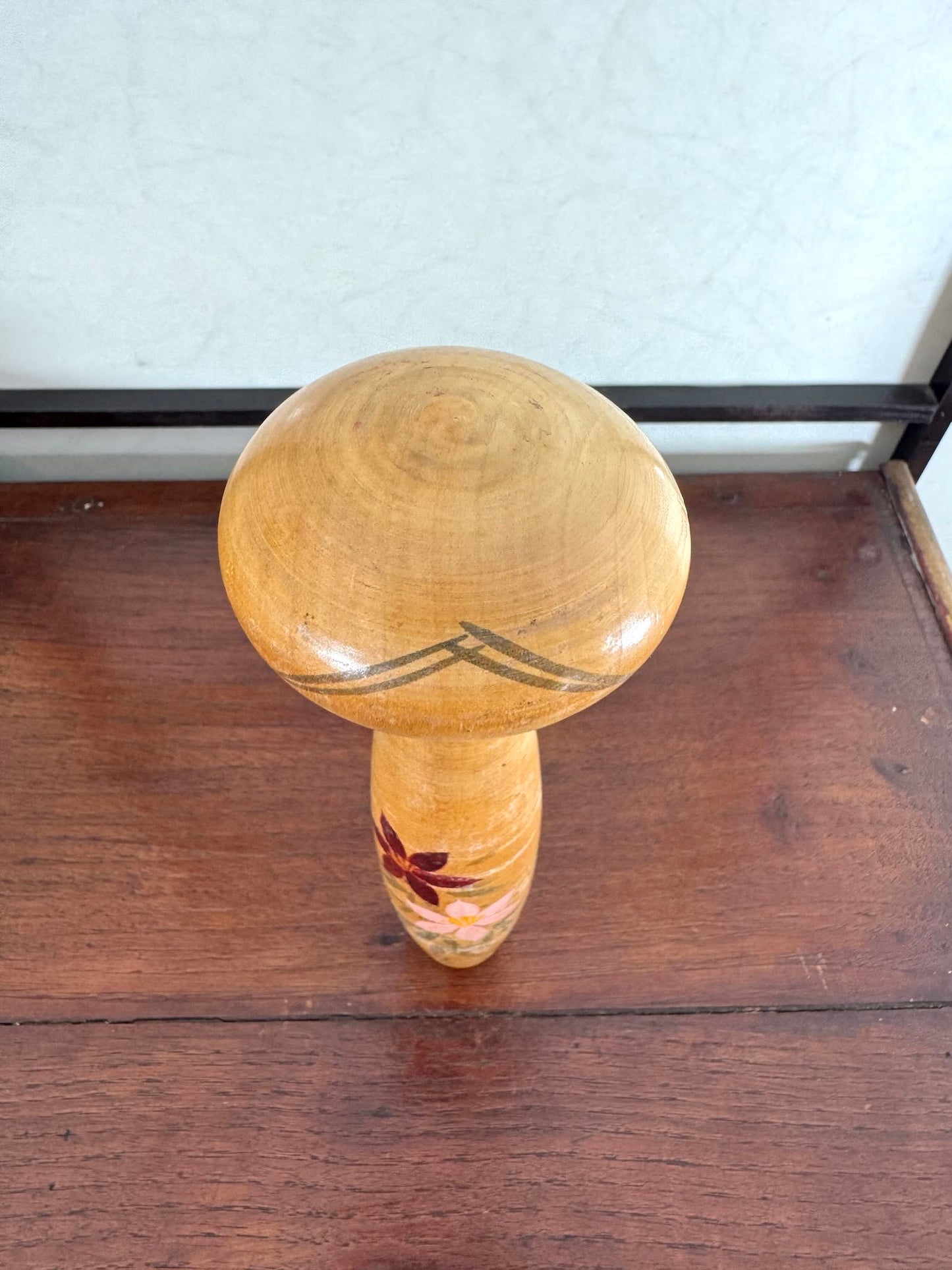 Kokeshi longue en bois avec fleurs peintes a la main, vue dessus
