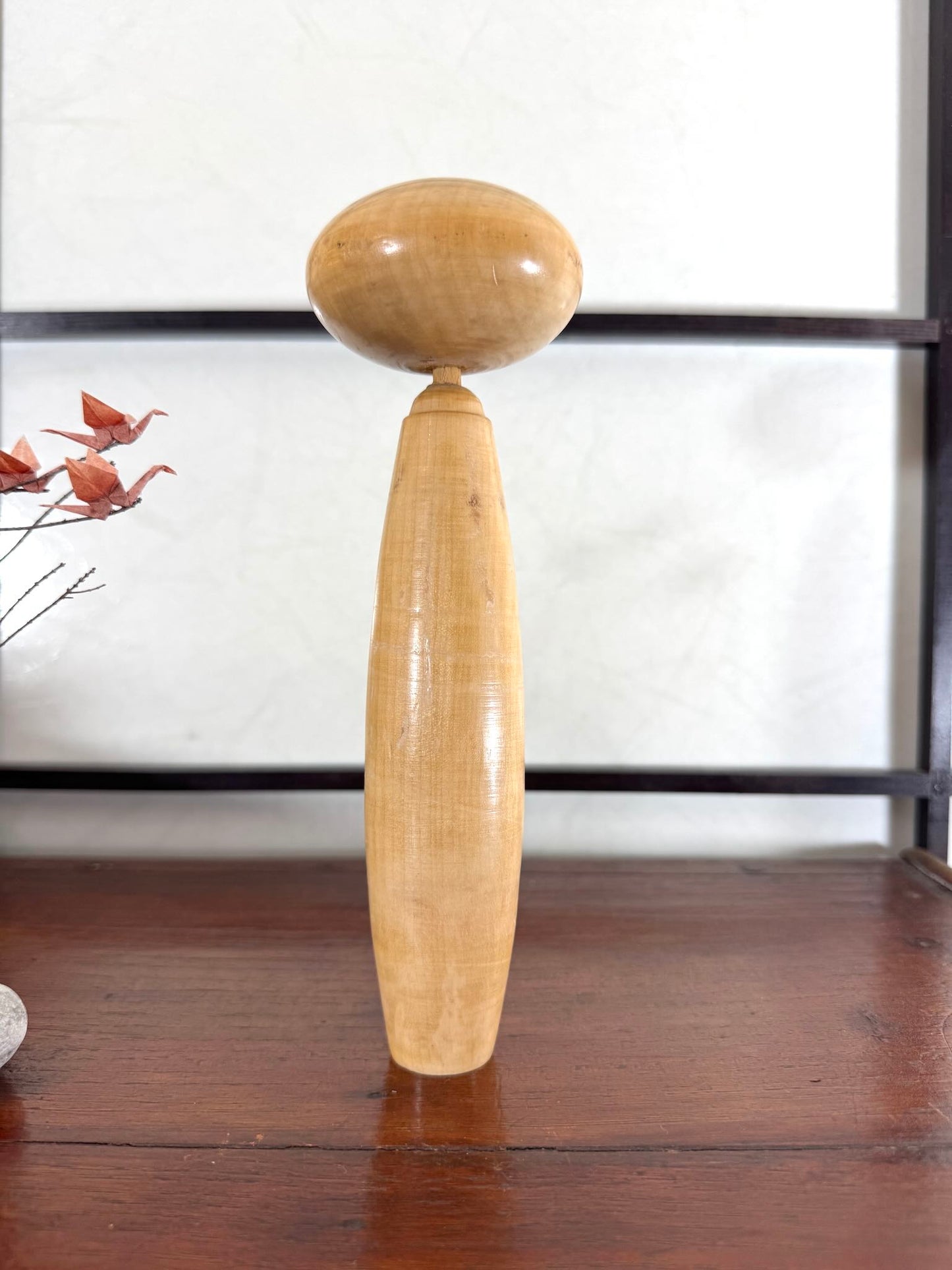 Kokeshi longue en bois avec fleurs peintes a la main, vue de dos