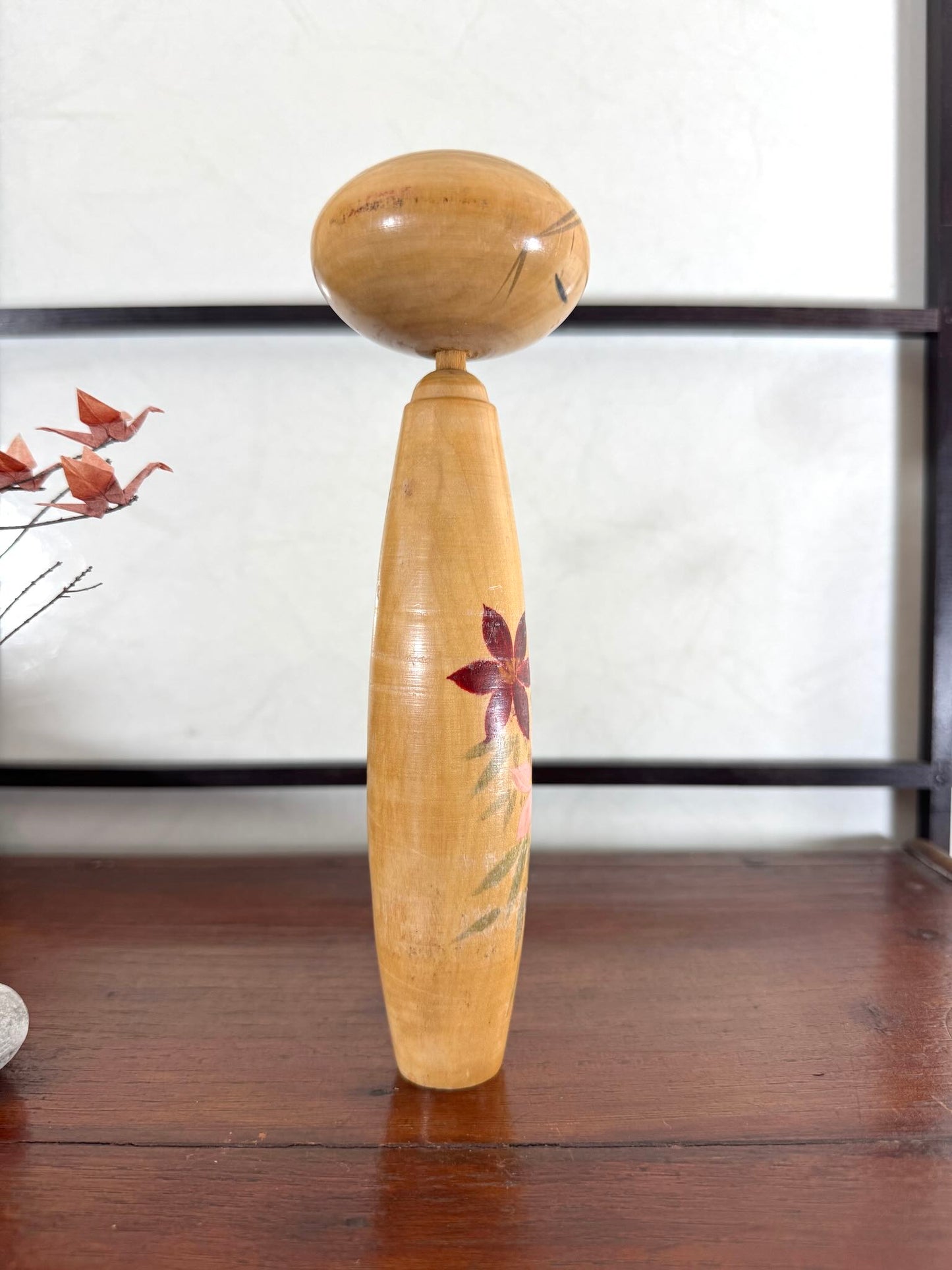 Kokeshi longue en bois avec fleurs peintes a la main, vue profil