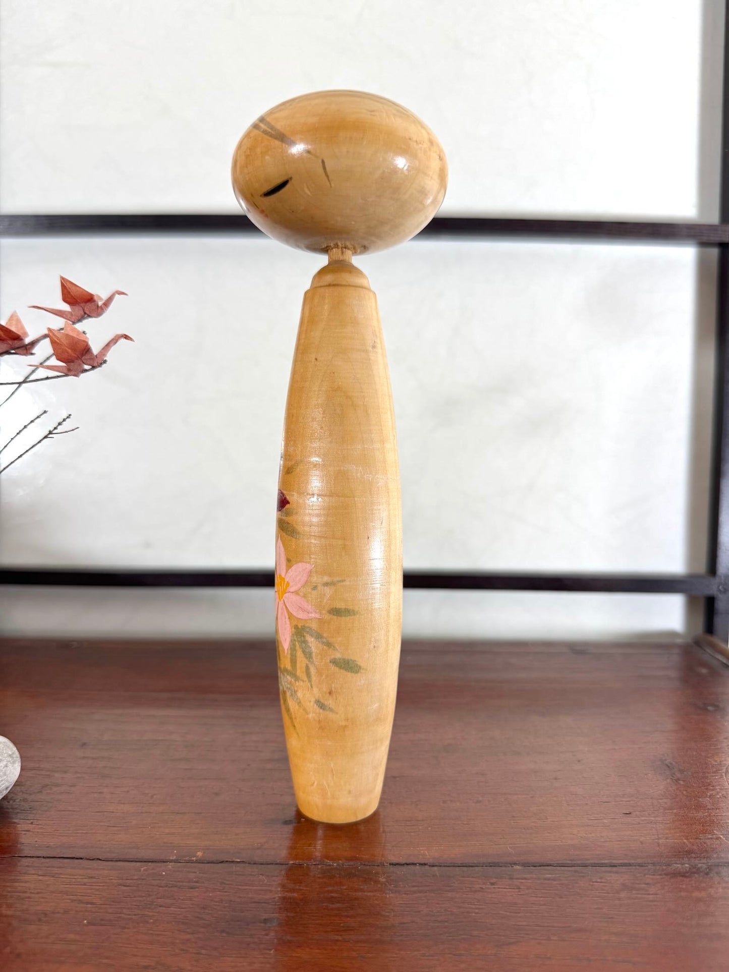 Kokeshi longue en bois avec fleurs peintes a la main, vue profil 2