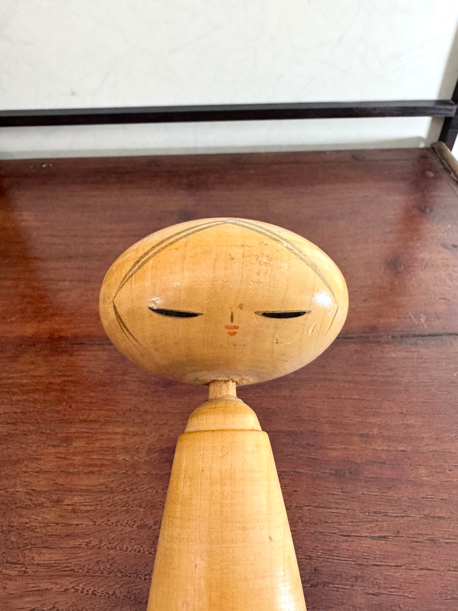 Kokeshi longue en bois avec fleurs peintes a la main, tete