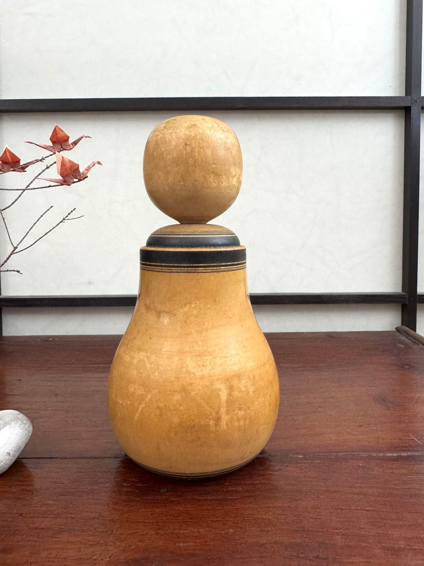 Poupée Japonaise Kokeshi nemariko de Sato Yoshihiro, avec un grand chrysanthème noir peint à la main, vu de dos