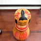 Poupée Japonaise Kokeshi nemariko de Sato Yoshihiro, avec un grand chrysanthème rouge peint à la main, vue dessus