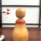 Poupée Japonaise Kokeshi nemariko de Sato Yoshihiro, avec un grand chrysanthème rouge peint à la main, vue de dos