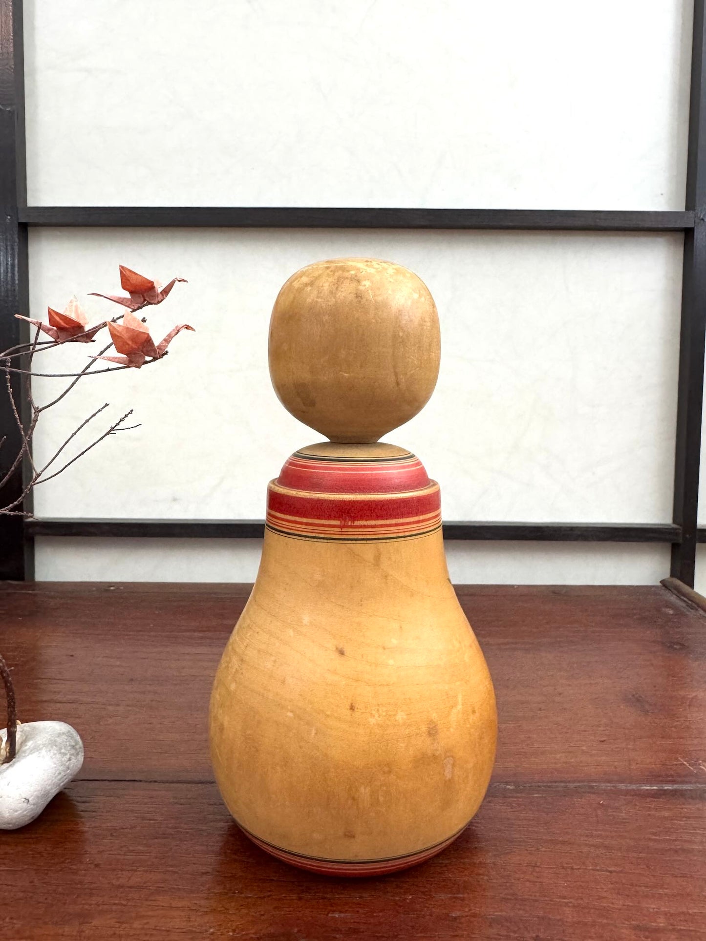 Poupée Japonaise Kokeshi nemariko de Sato Yoshihiro, avec un grand chrysanthème rouge peint à la main, vue de dos