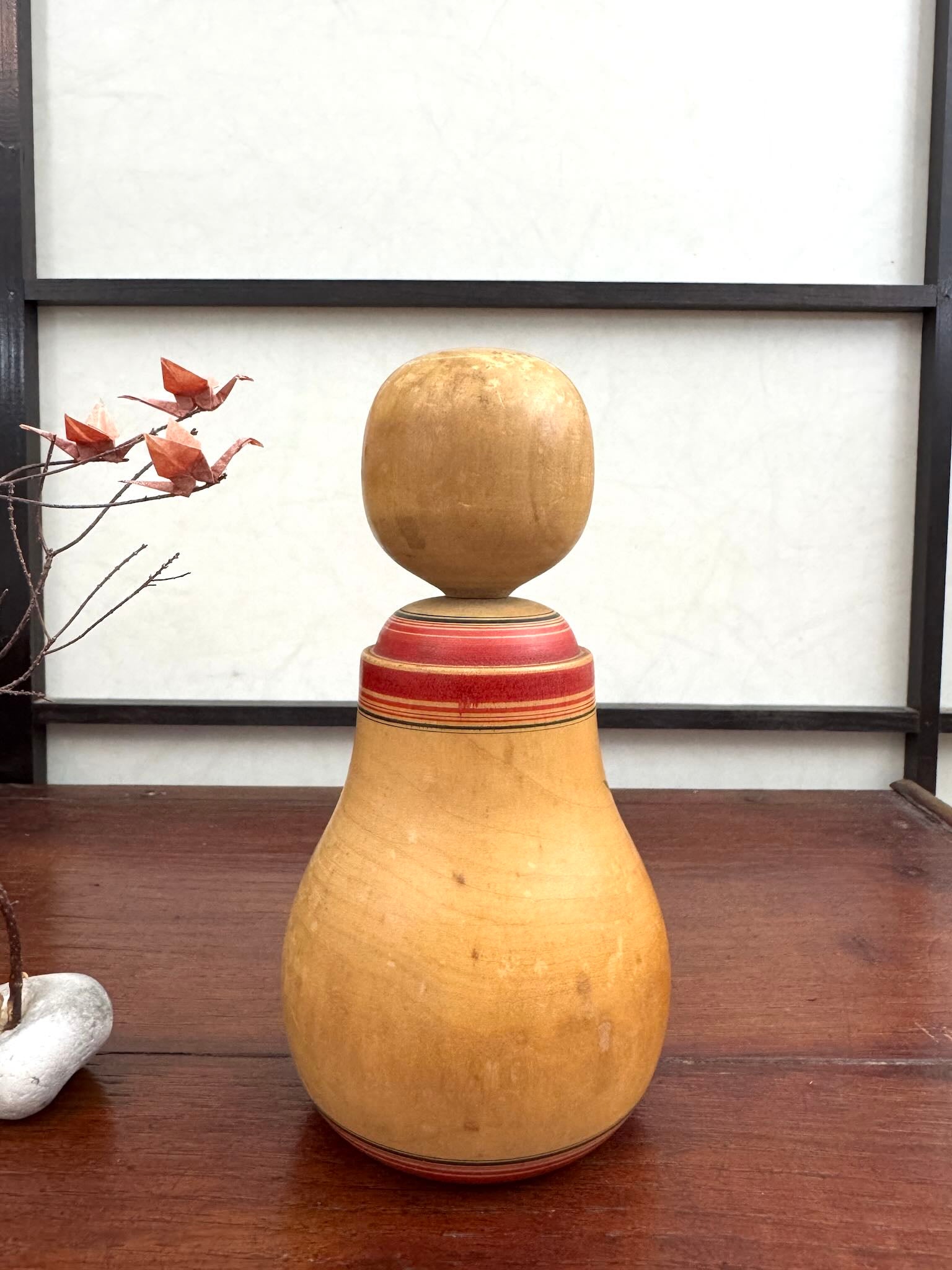 Poupée Japonaise Kokeshi nemariko de Sato Yoshihiro, avec un grand chrysanthème rouge peint à la main, vue de dos