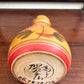 Poupée Japonaise Kokeshi nemariko de Sato Yoshihiro, avec un grand chrysanthème rouge peint à la main, signature dessous et date