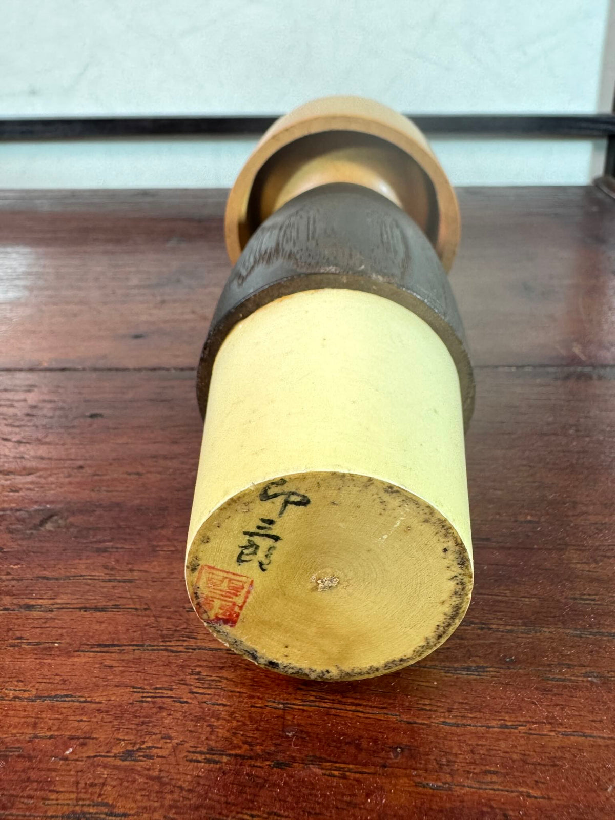 kokeshi, poupée japonaise en bois de Usaburo, avec 3 essences de bois et oif fleur de prunier, la signature de l'artisan au dessous