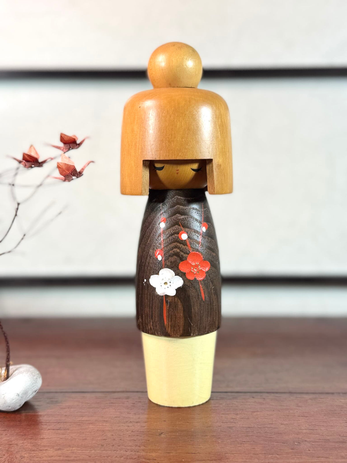 kokeshi, poupée japonaise en bois de Usaburo, avec 3 essences de bois de couleurs différentes et motif fleur de prunier