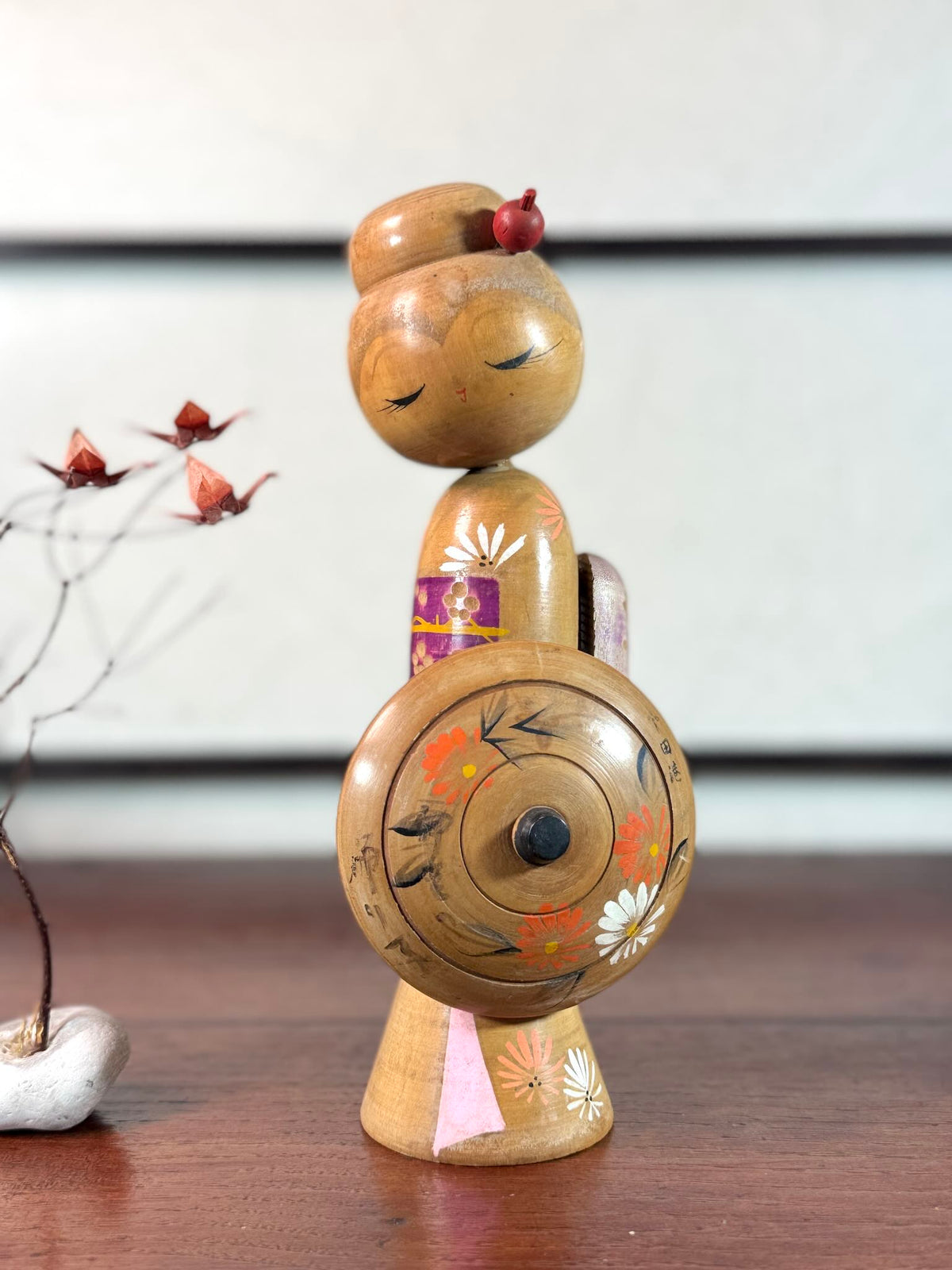 Kokeshi vintage Sadao Kishi représentant une femme à l’ombrelle fleurie