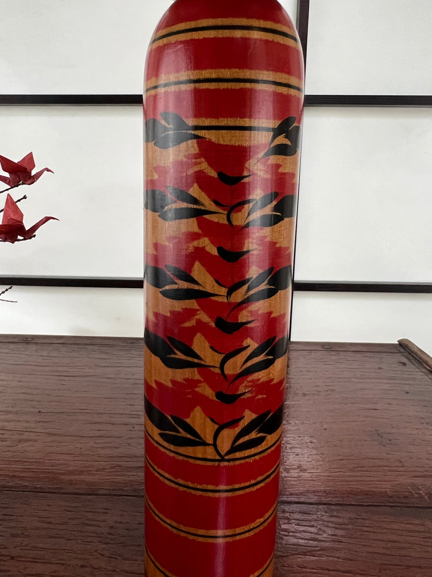 Kokeshi Traditionnelle style Shingata de Sasaki Satsumi | Motif Chrysanthème détail motif