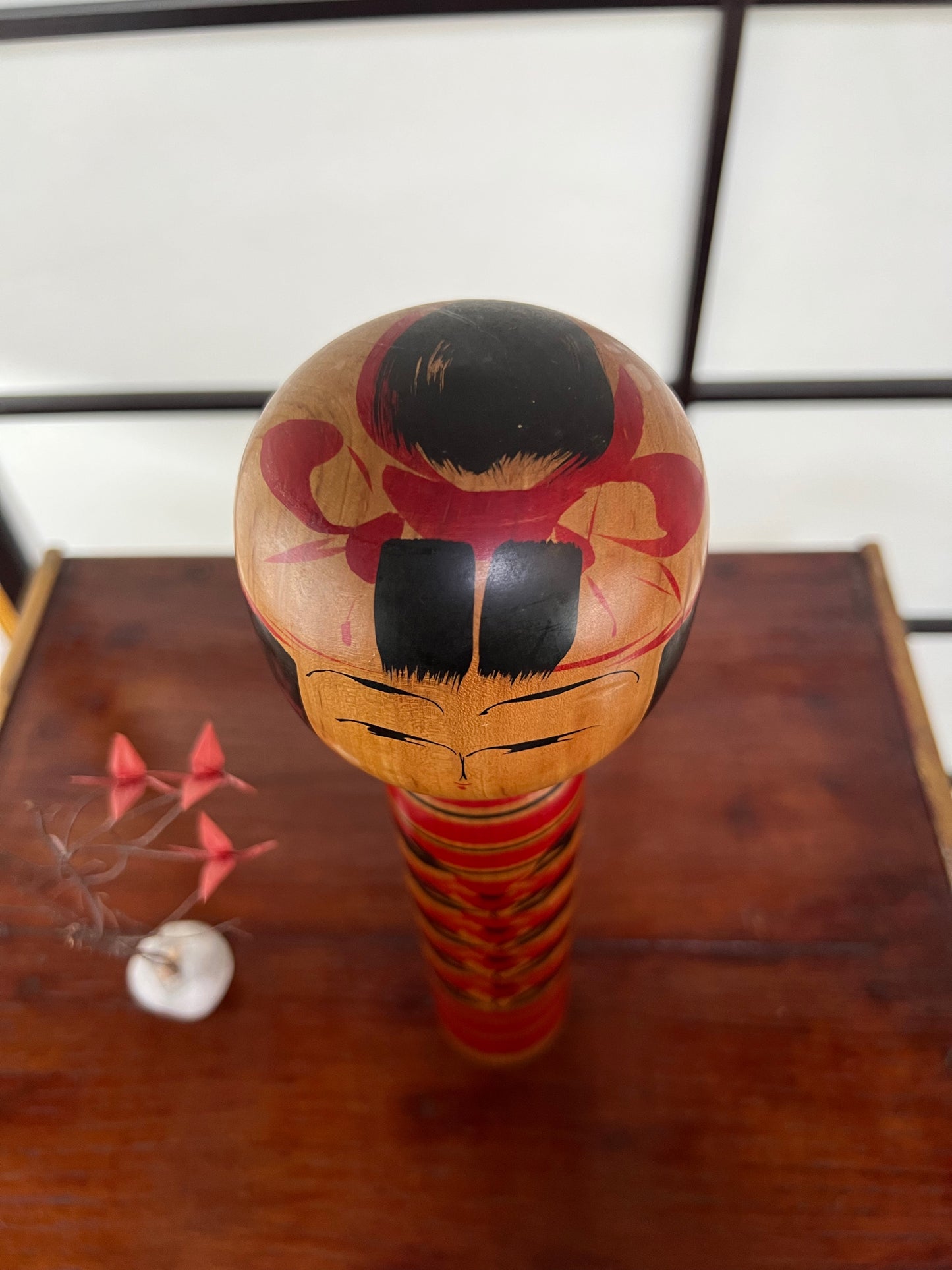 Kokeshi Traditionnelle style Shingata de Sasaki Satsumi | Motif Chrysanthème vue de haut