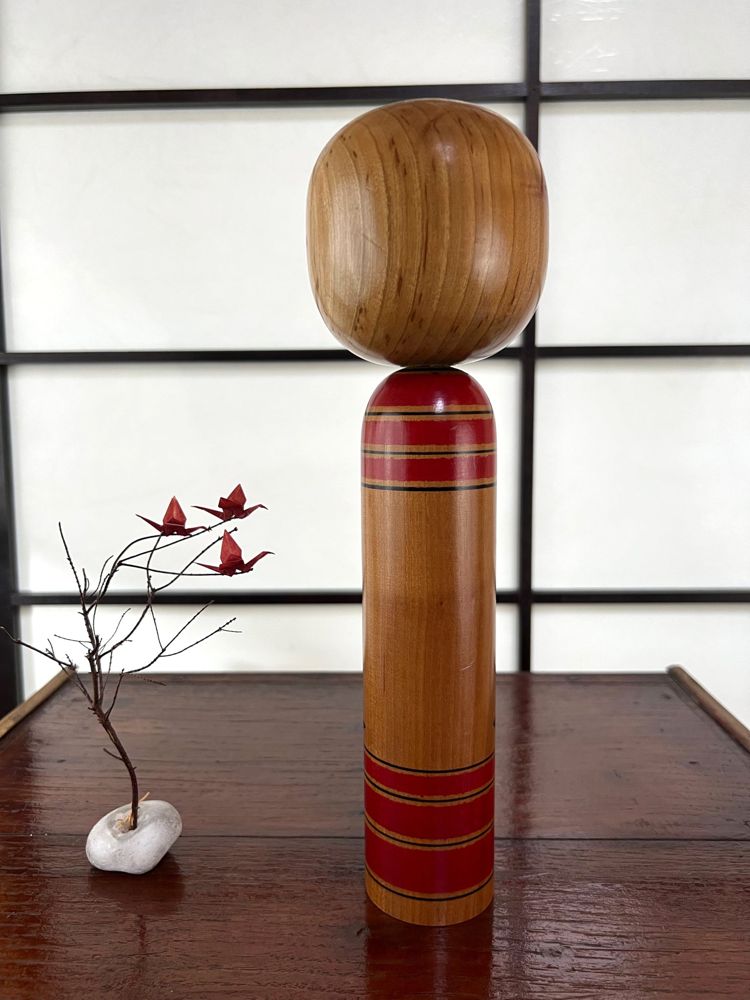 Kokeshi Traditionnelle style Shingata de Sasaki Satsumi | Motif Chrysanthème vue de dos