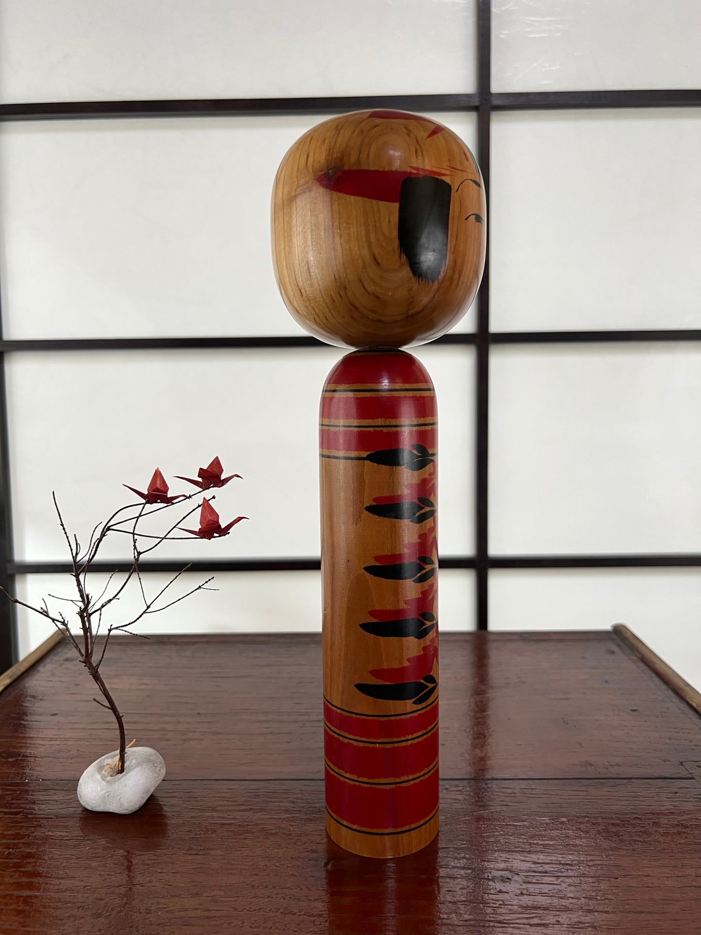 Kokeshi Traditionnelle style Shingata de Sasaki Satsumi | Motif Chrysanthème profil droit
