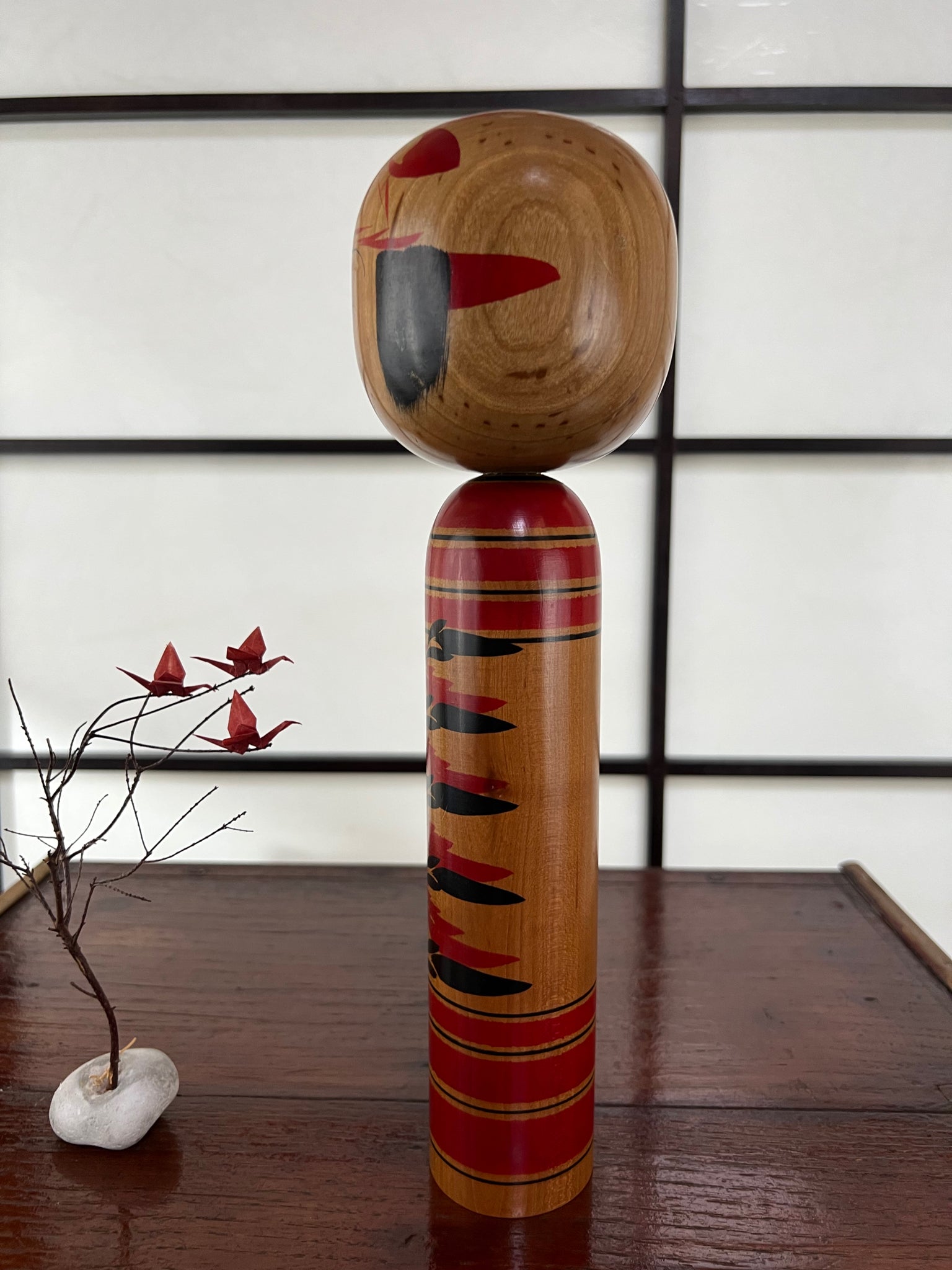 Kokeshi Traditionnelle style Shingata de Sasaki Satsumi | Motif Chrysanthème profil gauche