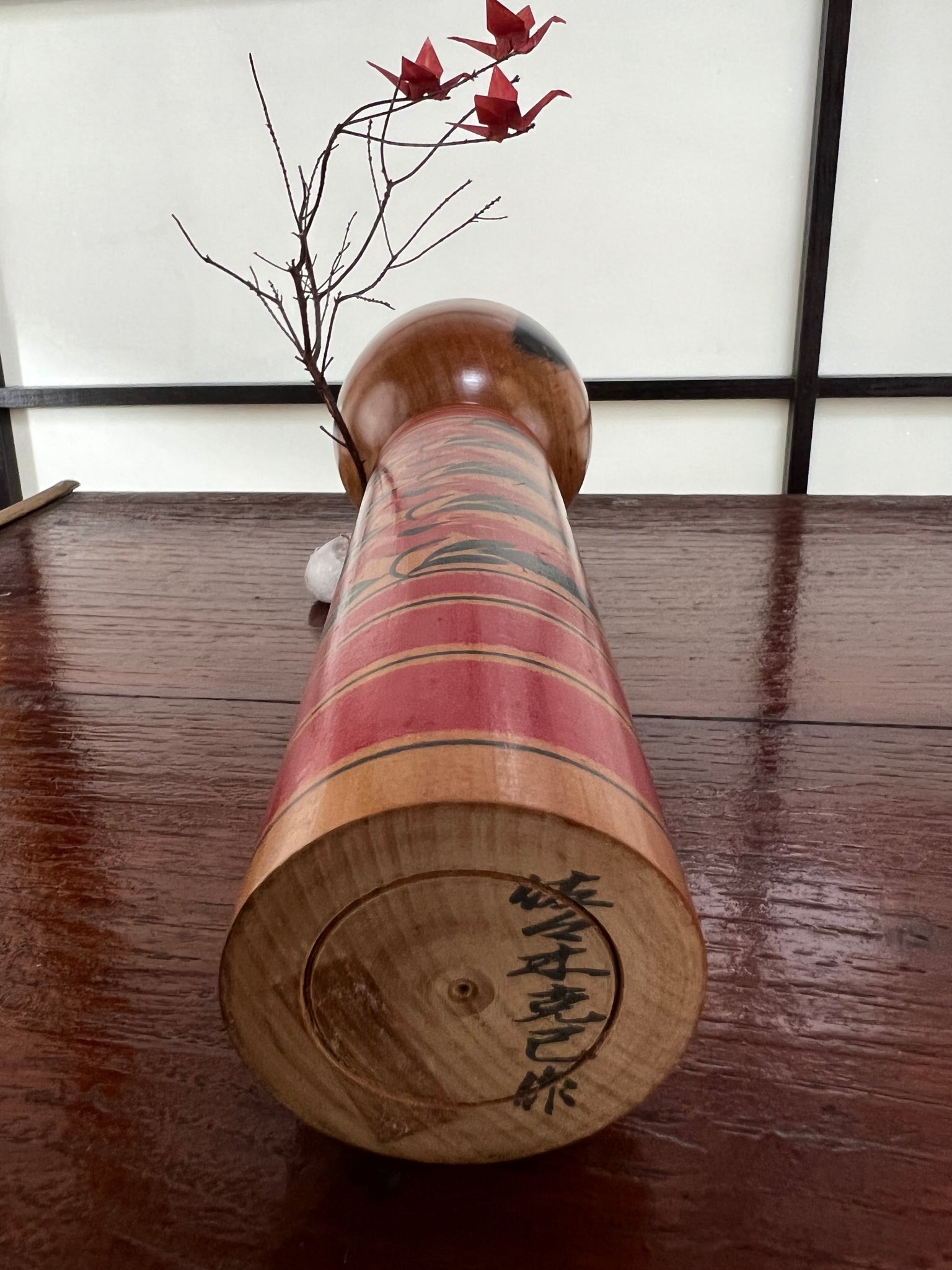 Kokeshi Traditionnelle style Shingata de Sasaki Satsumi | Motif Chrysanthème vue de dessous détail signature