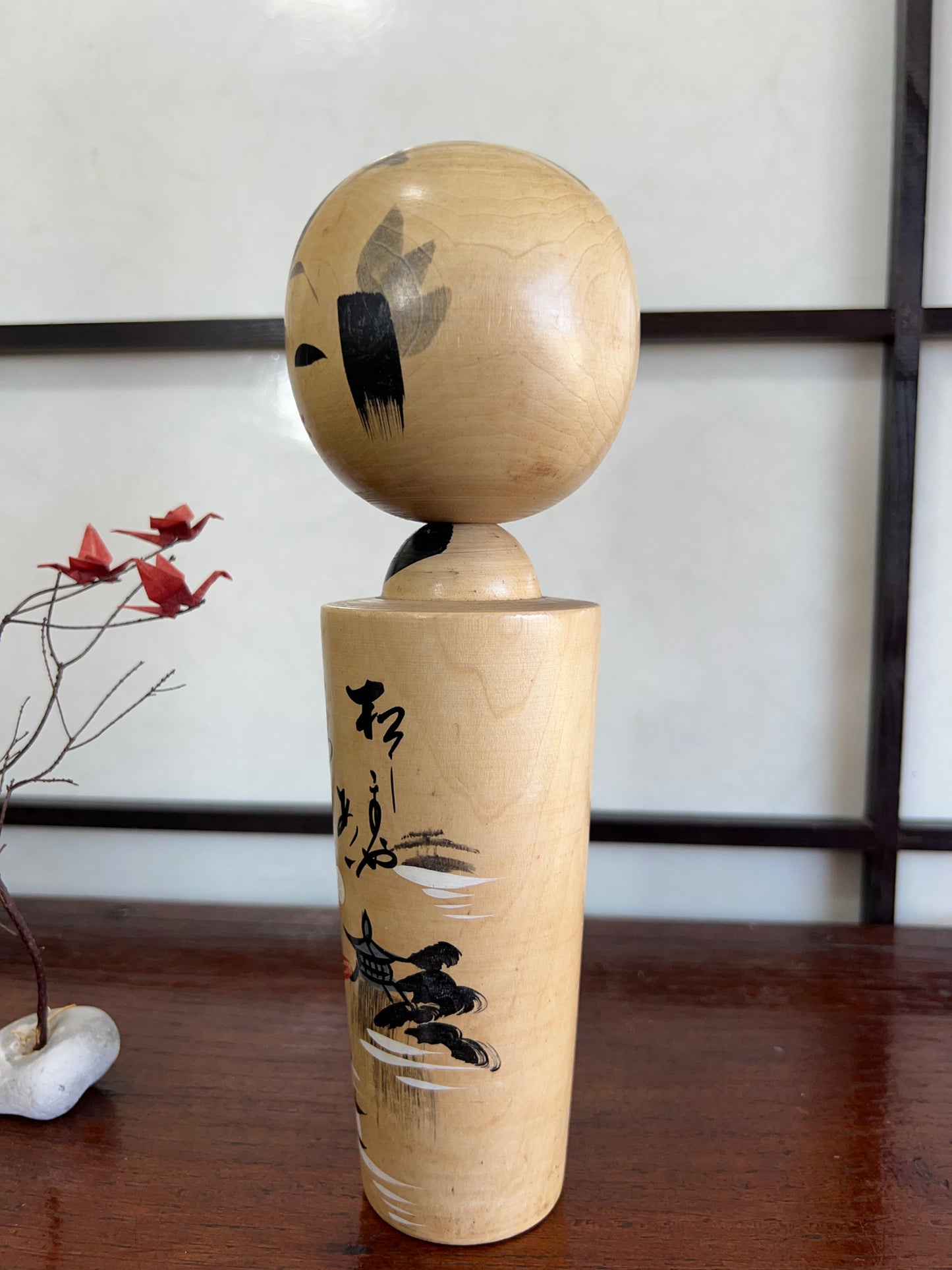 Kokeshi souvenir Vintage  | Décor peint, temple au bord de l'eau profil gauche