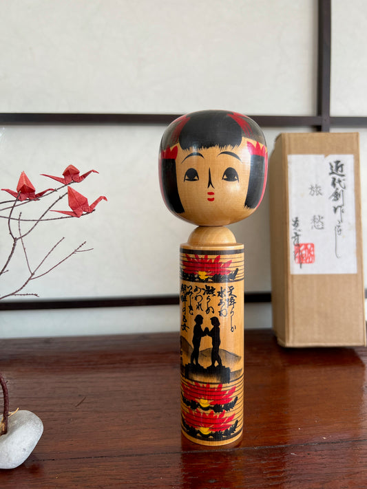 kokeshi poupée japonaise en bois, décor couple et chrysantheme
