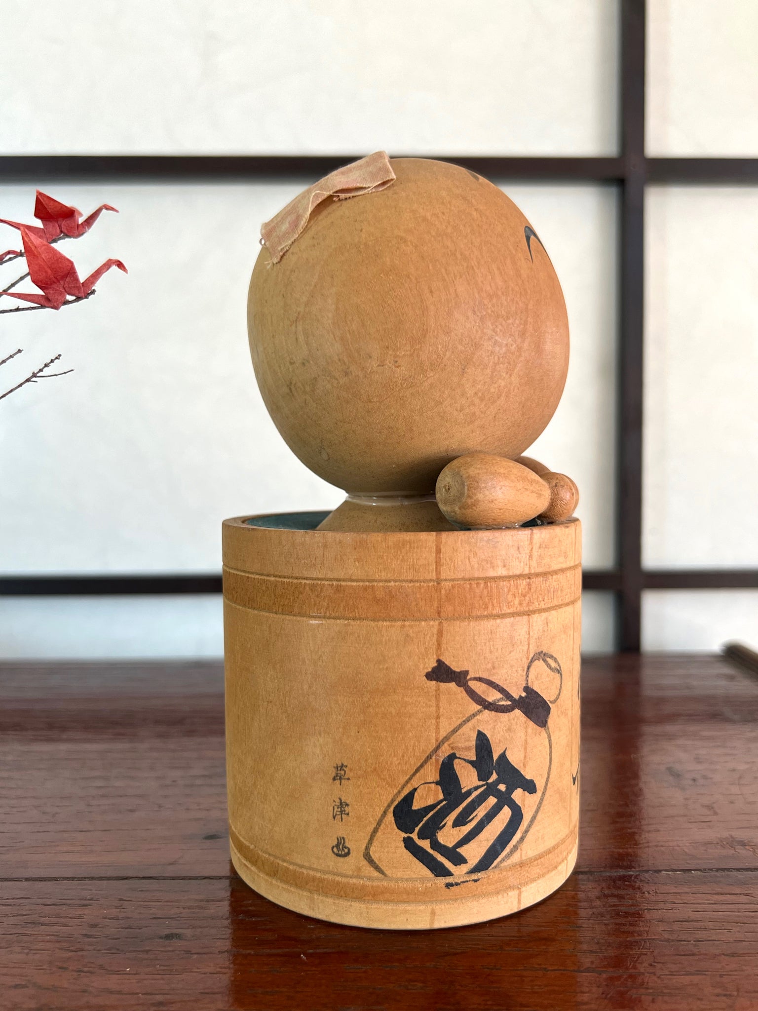 kokeshi poupée japonaise en bois dans son bain, profil droit