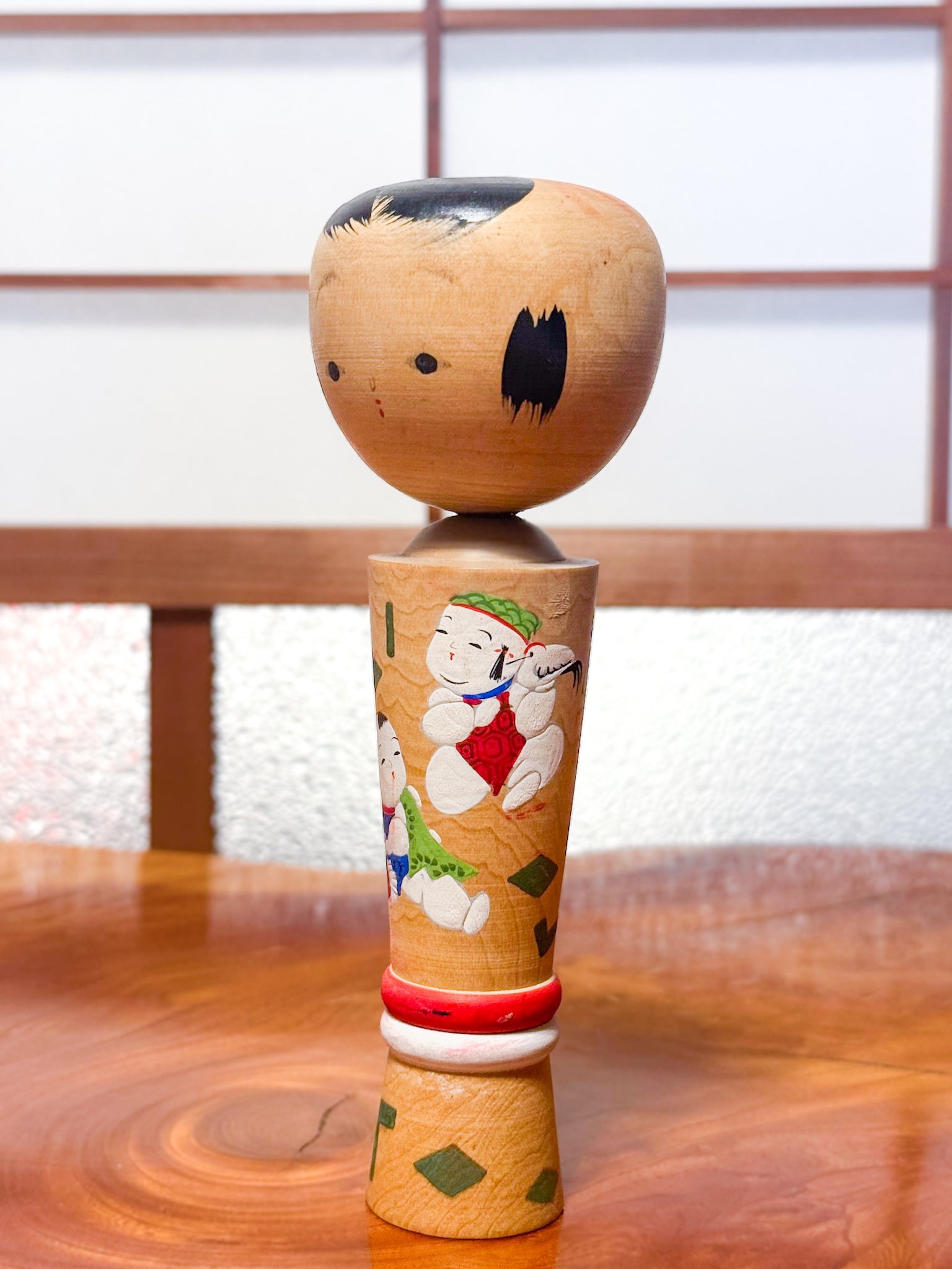 kokeshi japonaise vintage décorée avec enfants style gosho, vu de 3/4 gauche