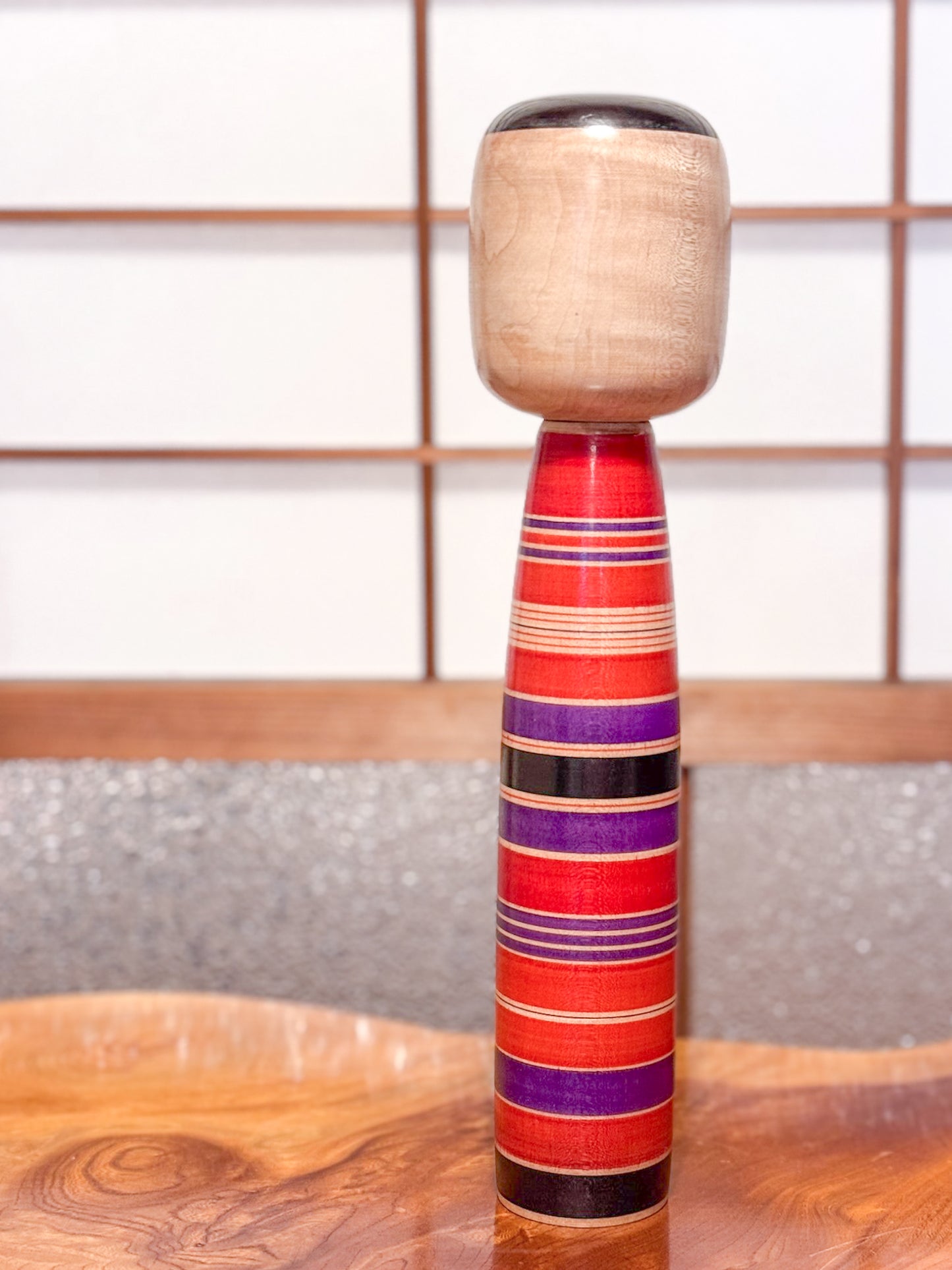 Kokeshi traditionnelle rayures noires rouges et violettes  de dos