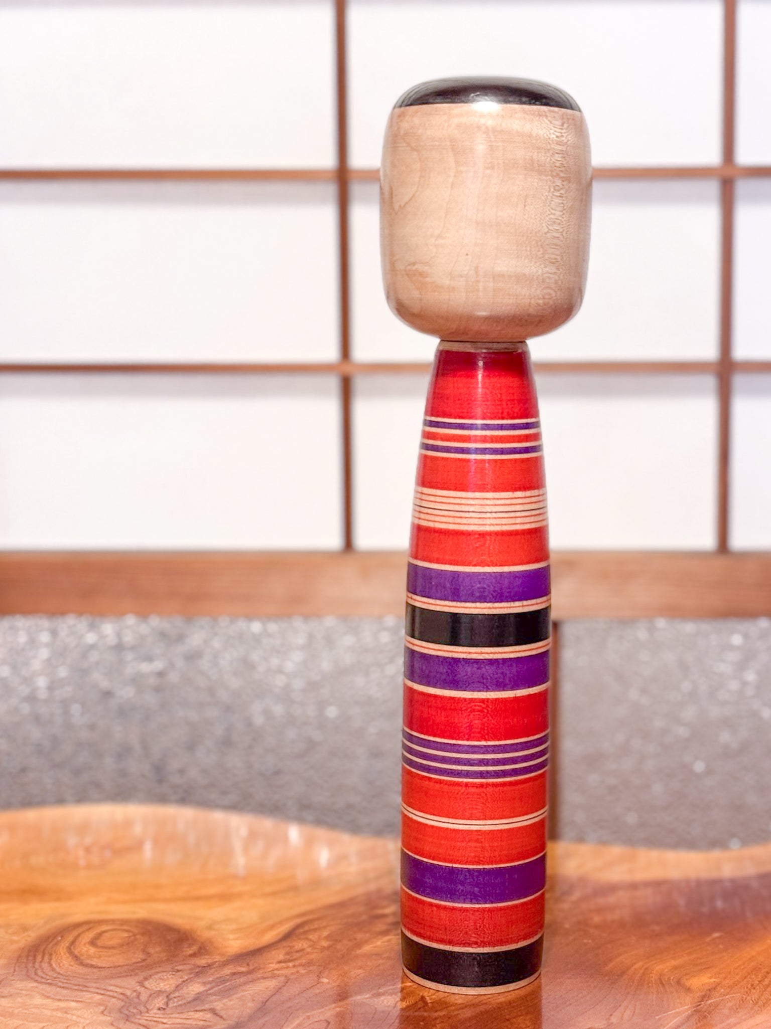 Kokeshi traditionnelle rayures noires rouges et violettes  de dos