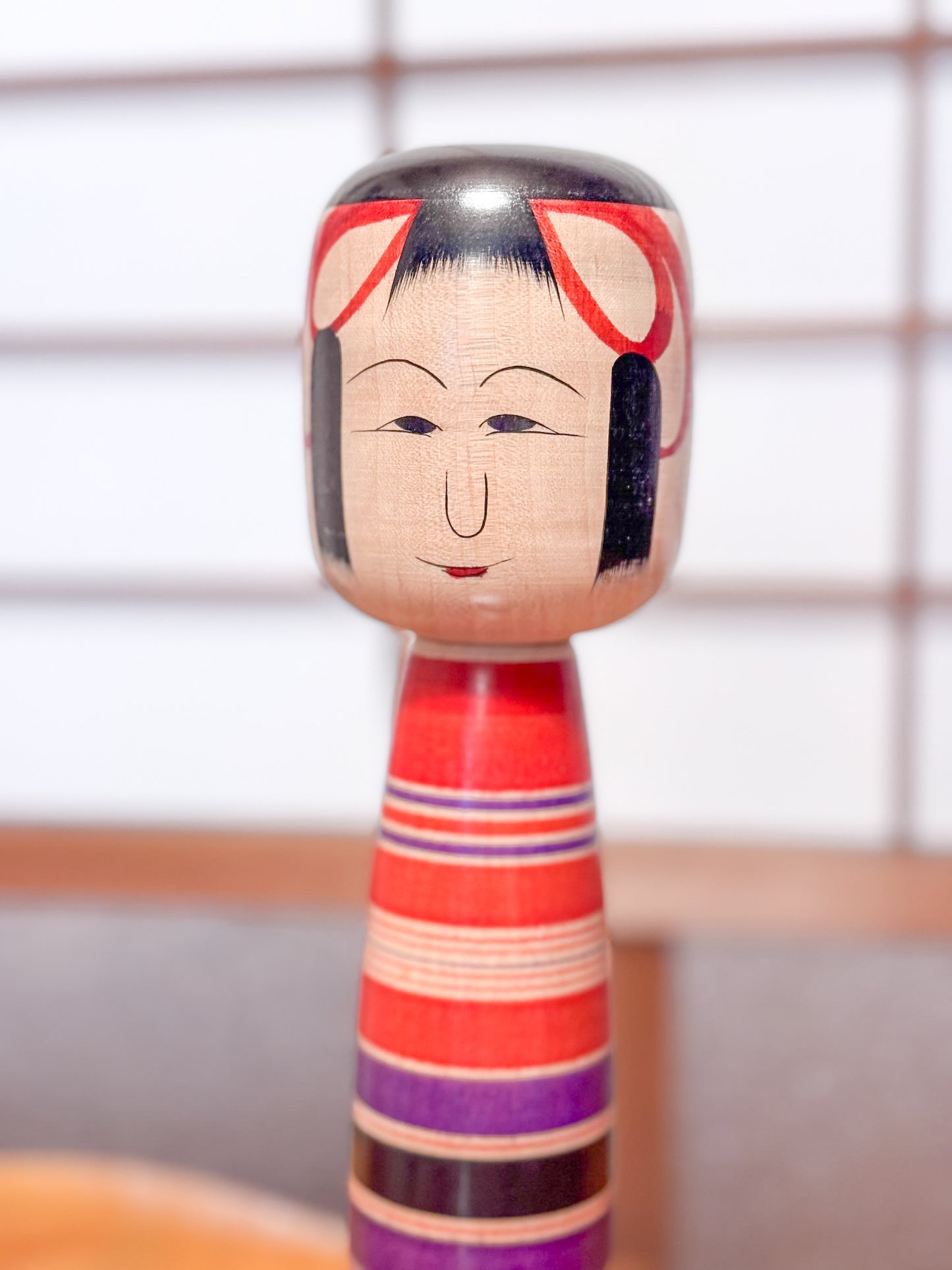Kokeshi traditionnelle rayures noires rouges et violettes tête