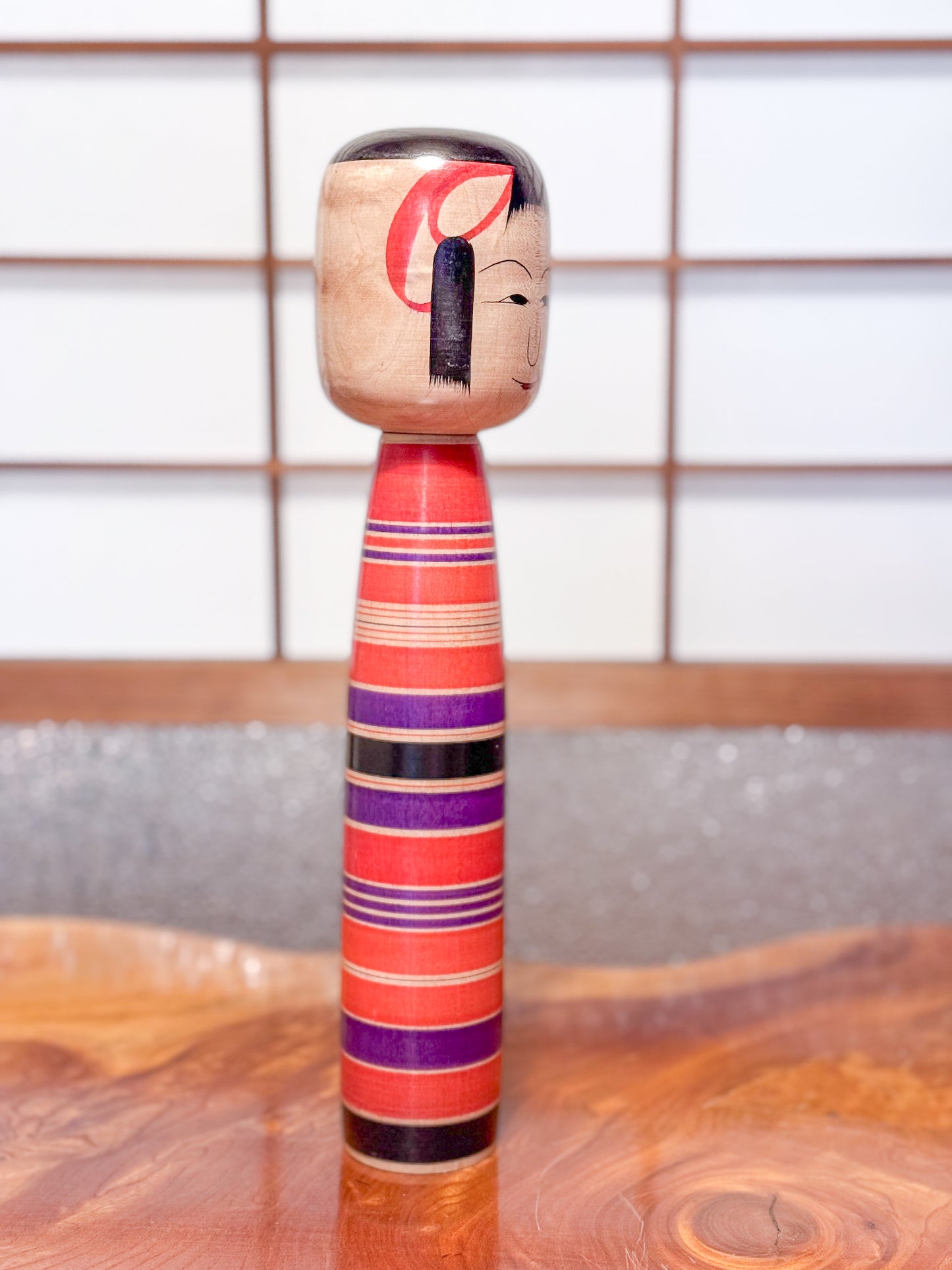 Kokeshi traditionnelle rayures noires rouges et violettes profil droit
