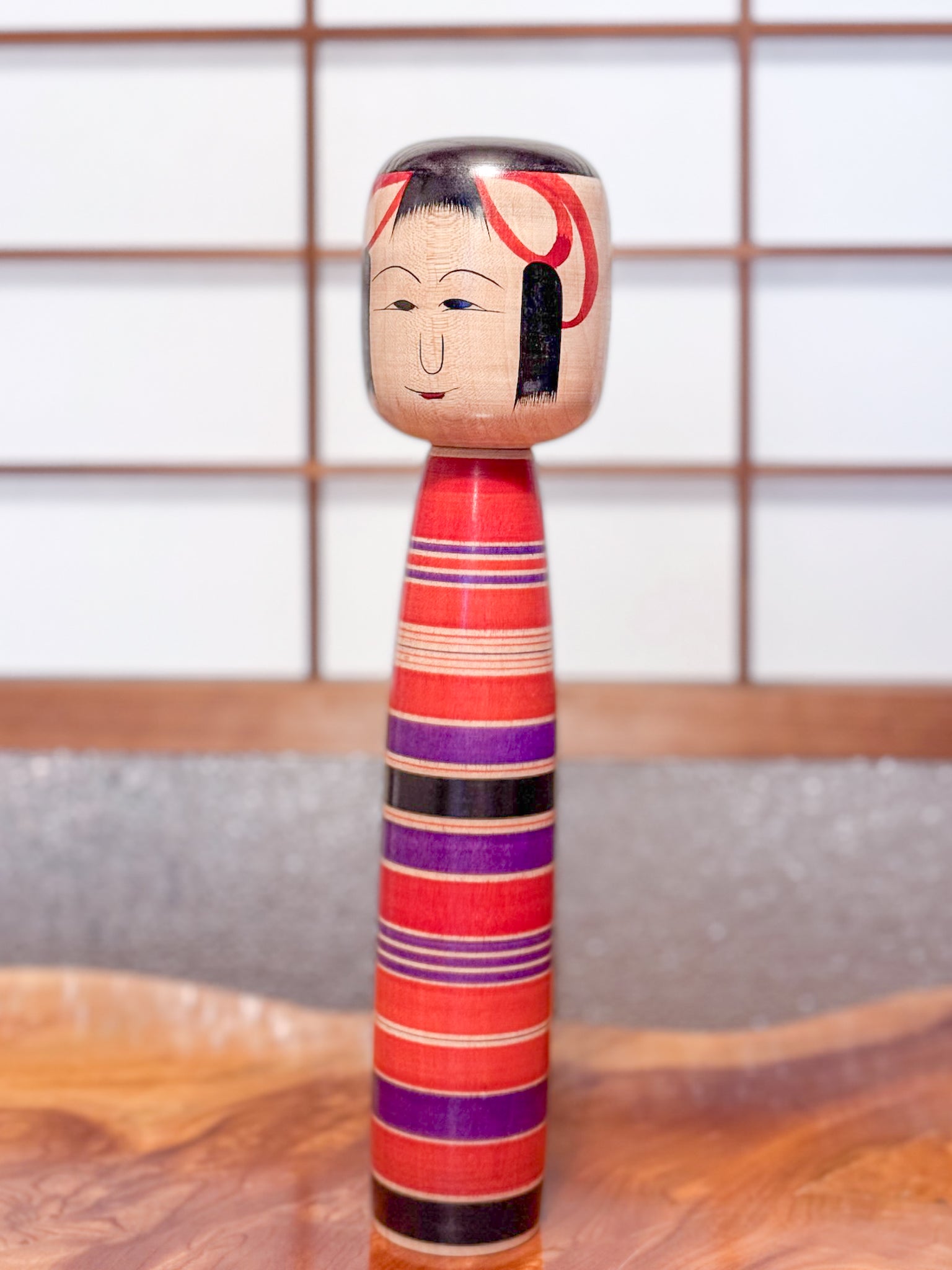 Kokeshi traditionnelle rayures noires rouges et violettes vue ensemble