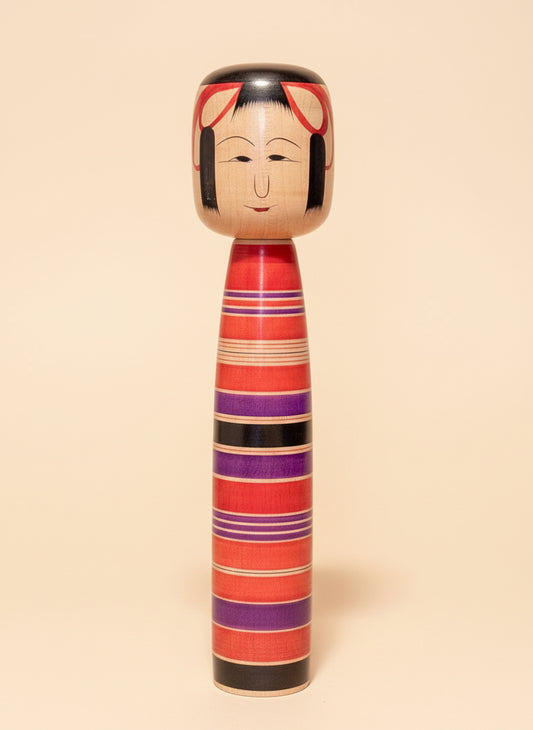 Kokeshi traditionnelle rayures noires rouges et violettes de face
