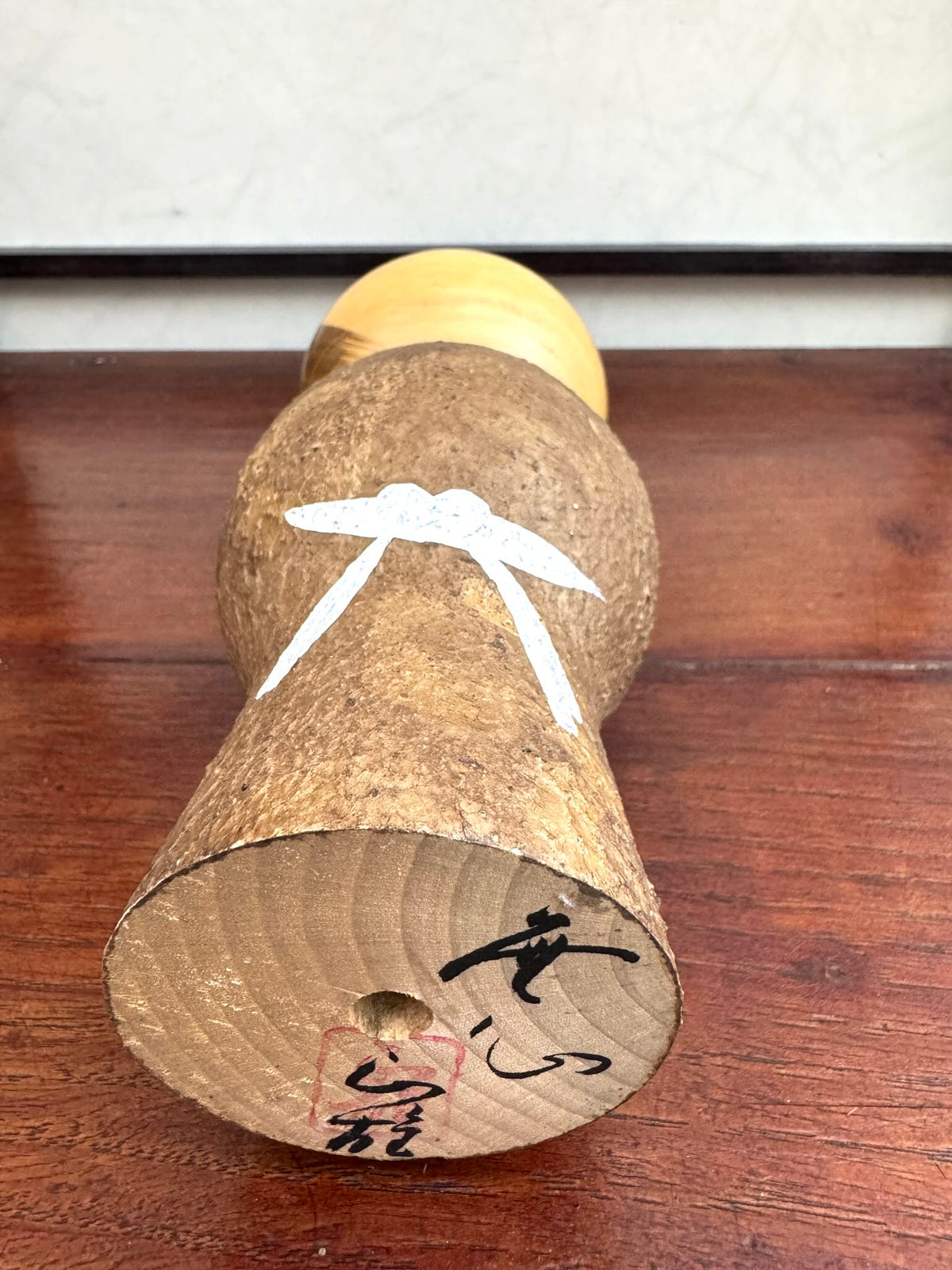 kokeshi de Watanabe Masao moine Mushin, vu d dessous le signature