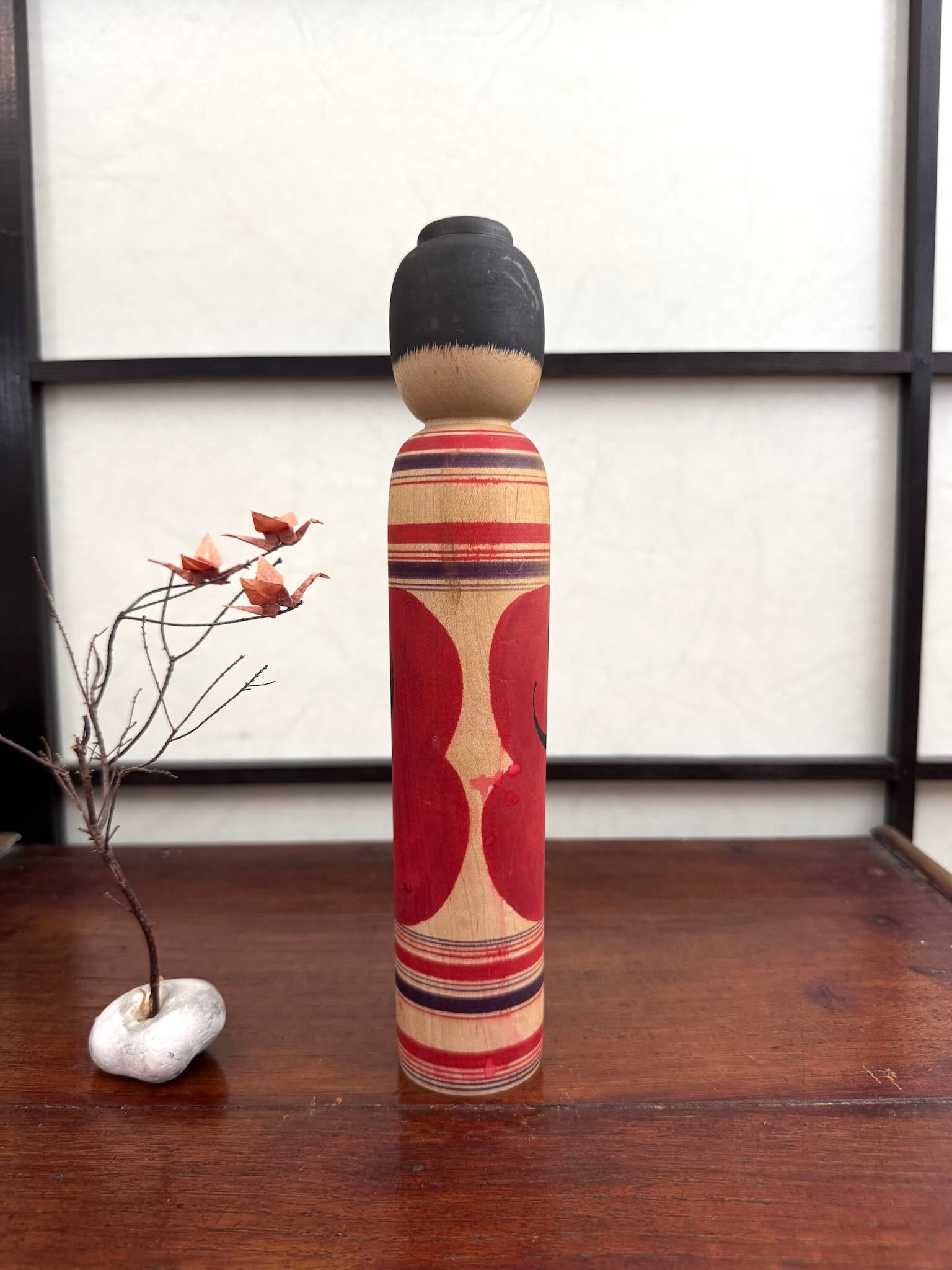 Kokeshi vintage Junichi Sasamori style Kohei avec visage de Daruma rouge et noir, vu de dos