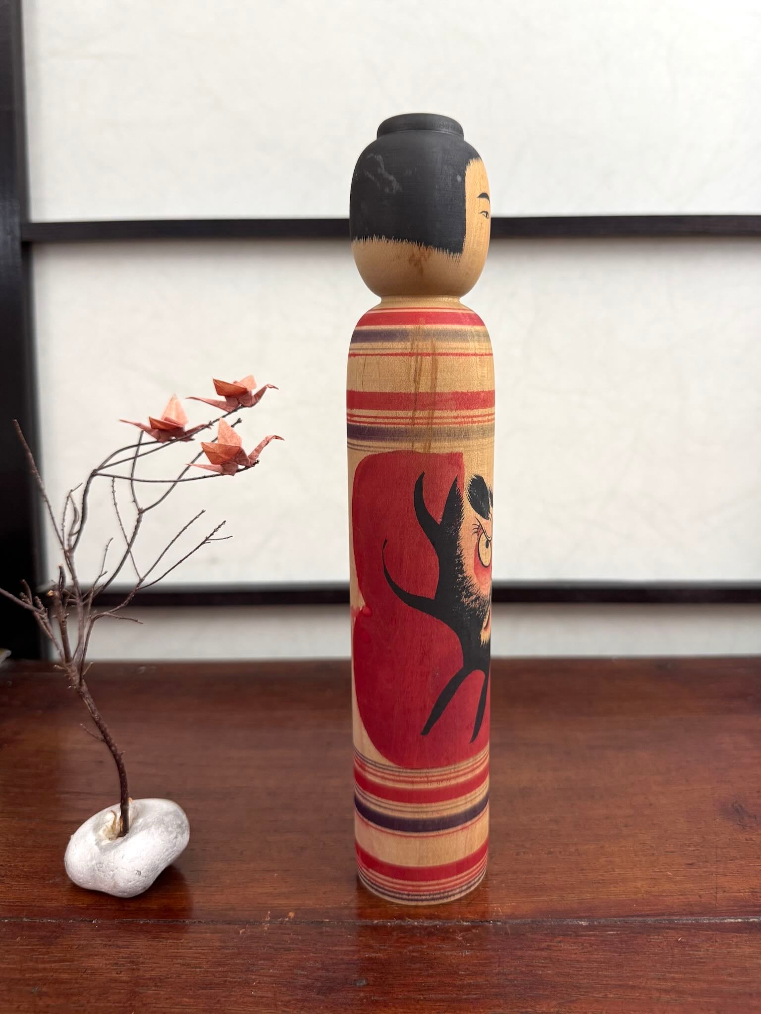 Kokeshi vintage Junichi Sasamori style Kohei avec visage de Daruma rouge et noir, le profil droit