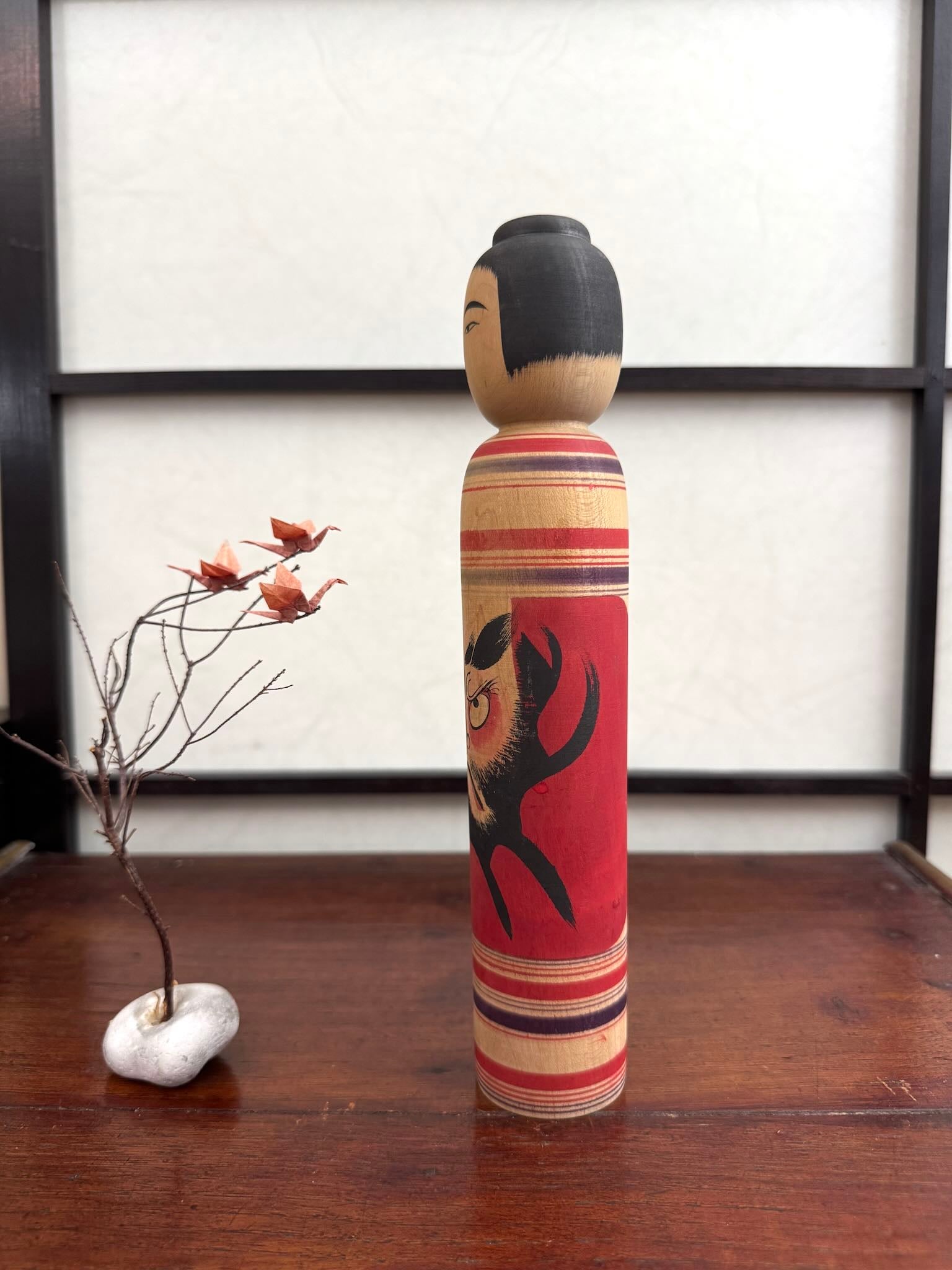 Kokeshi vintage Junichi Sasamori style Kohei avec visage de Daruma rouge et noir, le profil gauche