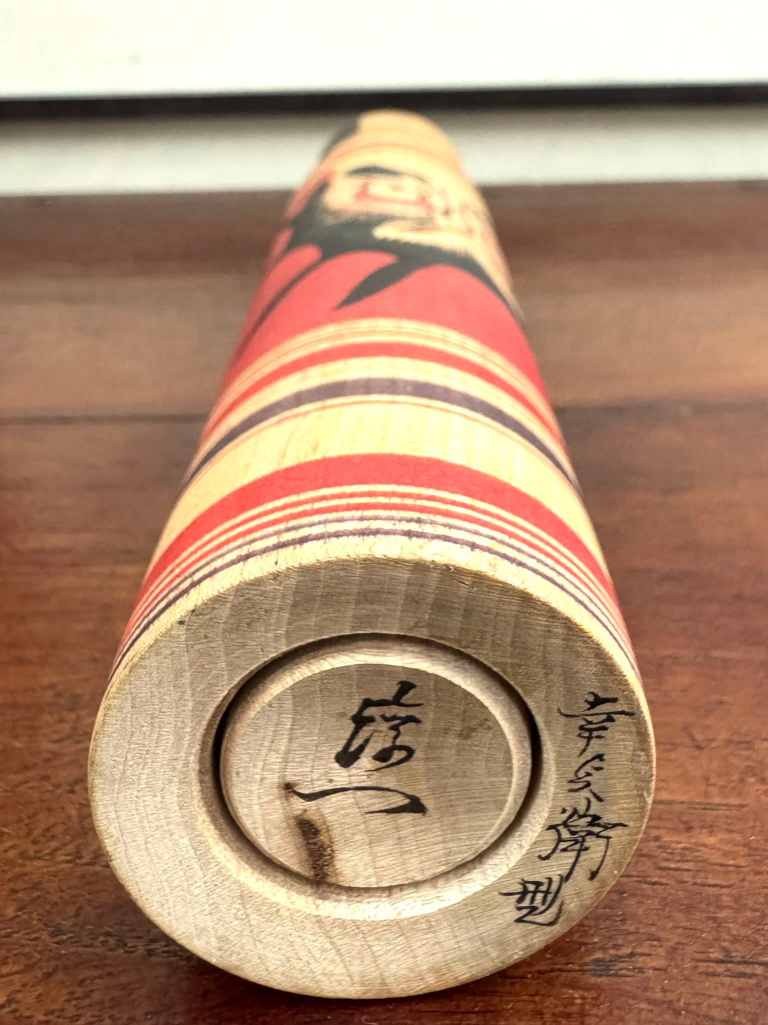 Kokeshi vintage Junichi Sasamori style Kohei avec visage de Daruma rouge et noir, la signature au dessous