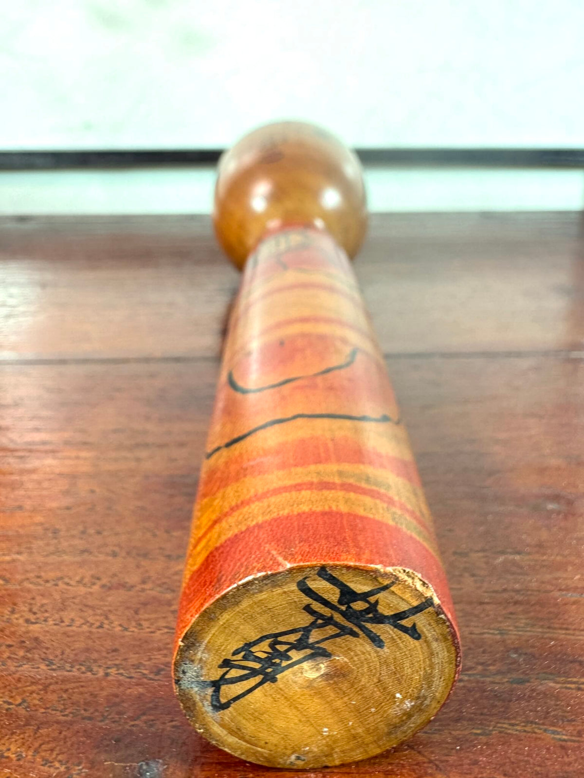 Kokeshi traditionnelle Nakanosawa vintage à fleur de pivoine rouge, la signature de l'artisan au dessous