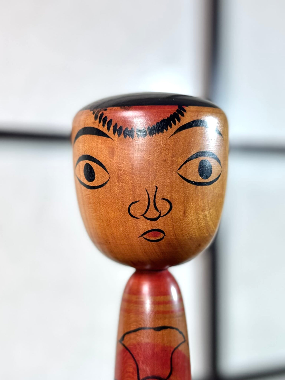 Kokeshi traditionnelle Nakanosawa vintage à fleur de pivoine rouge, gros plan sur le visage