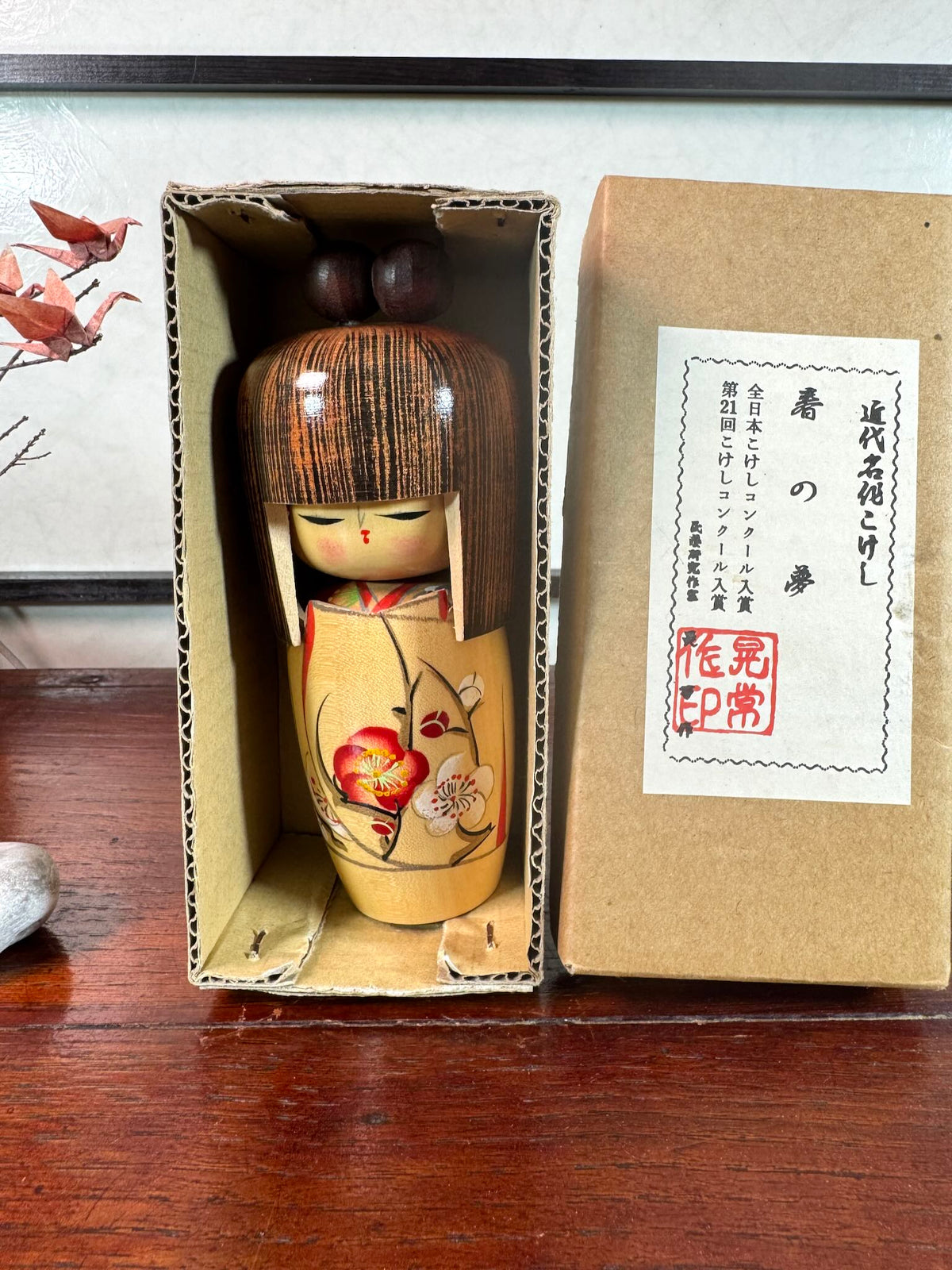 Kokeshi vintage Tanaka Kōjō Rêve de Printemps à fleurs de prunier, dans sa boite d'origine