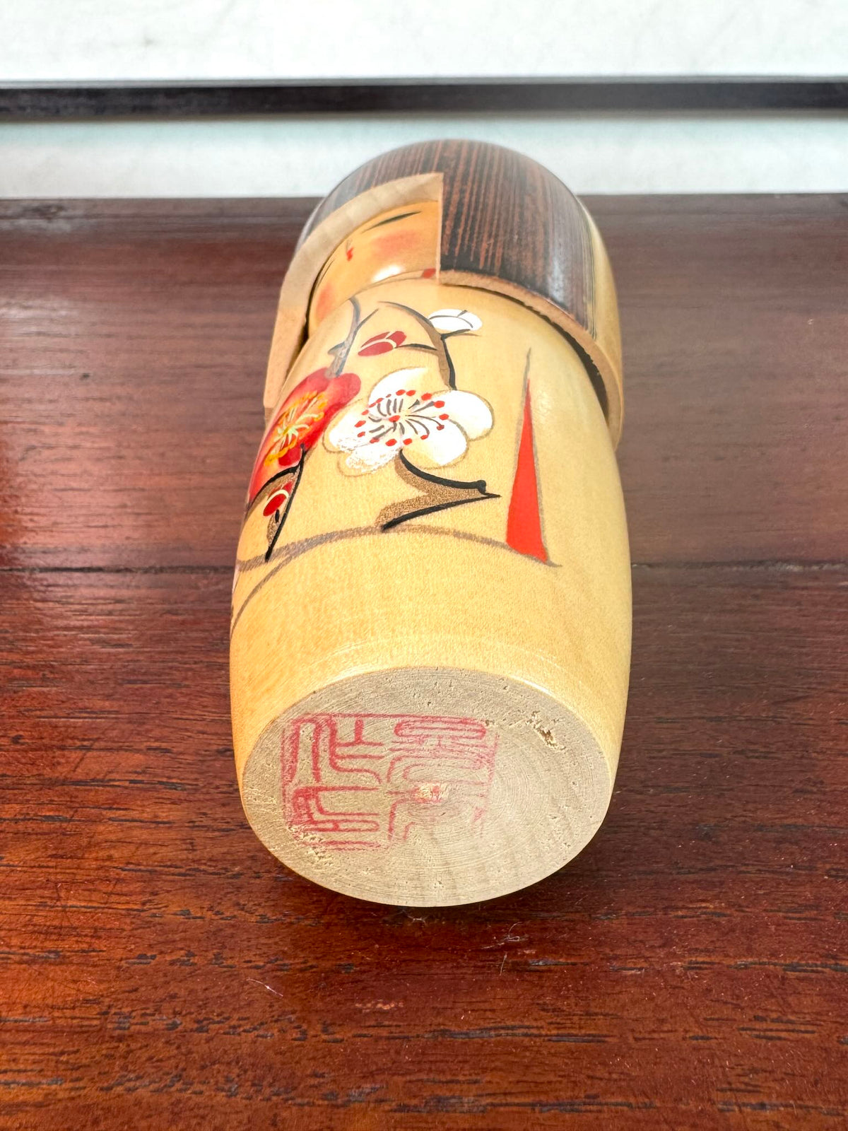 Kokeshi vintage Tanaka Kōjō Rêve de Printemps à fleurs de prunier, le sceau de l'artisan au dessous