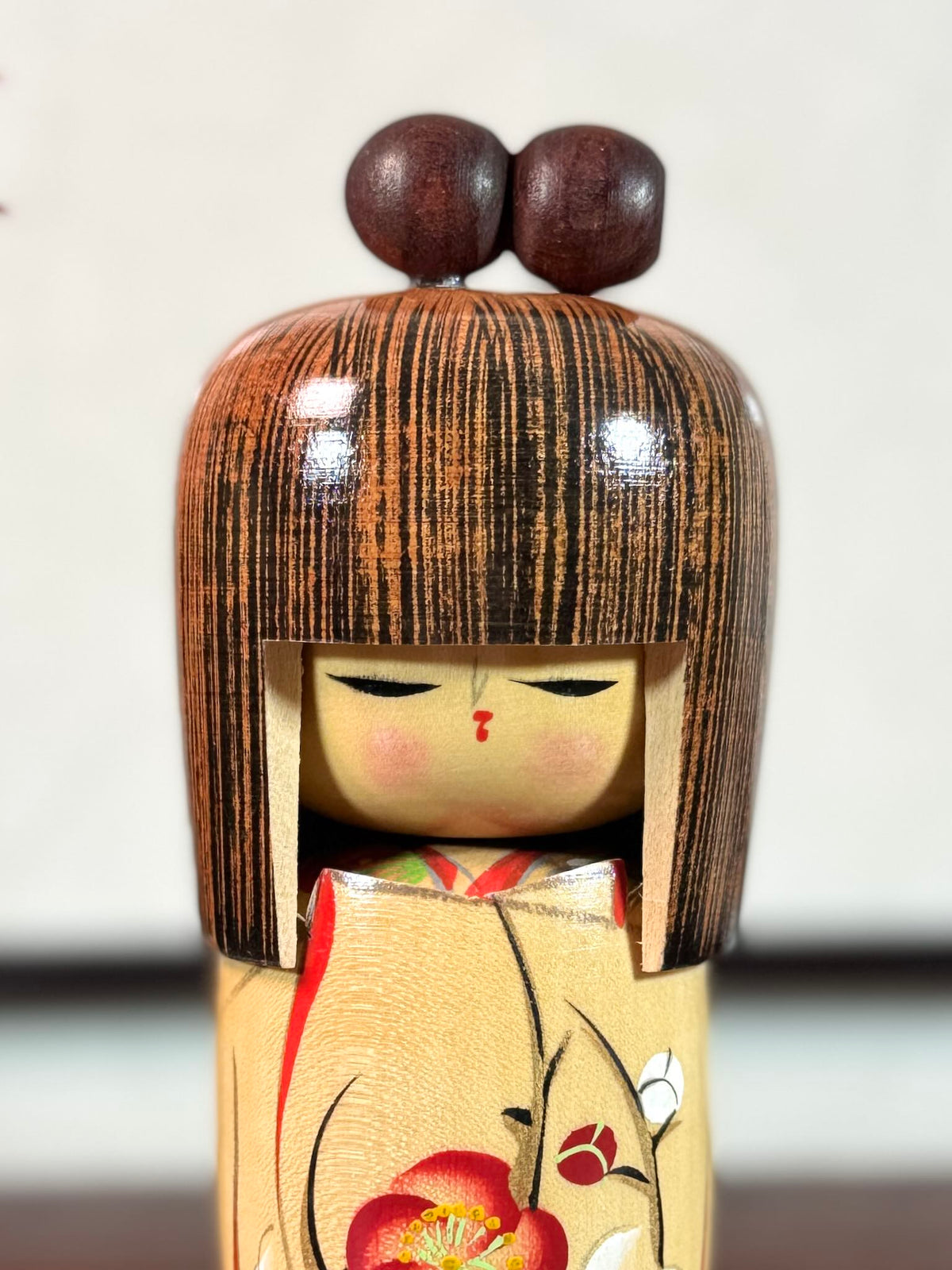 Kokeshi vintage Tanaka Kōjō Rêve de Printemps à fleurs de prunier, gros plan sur le visage