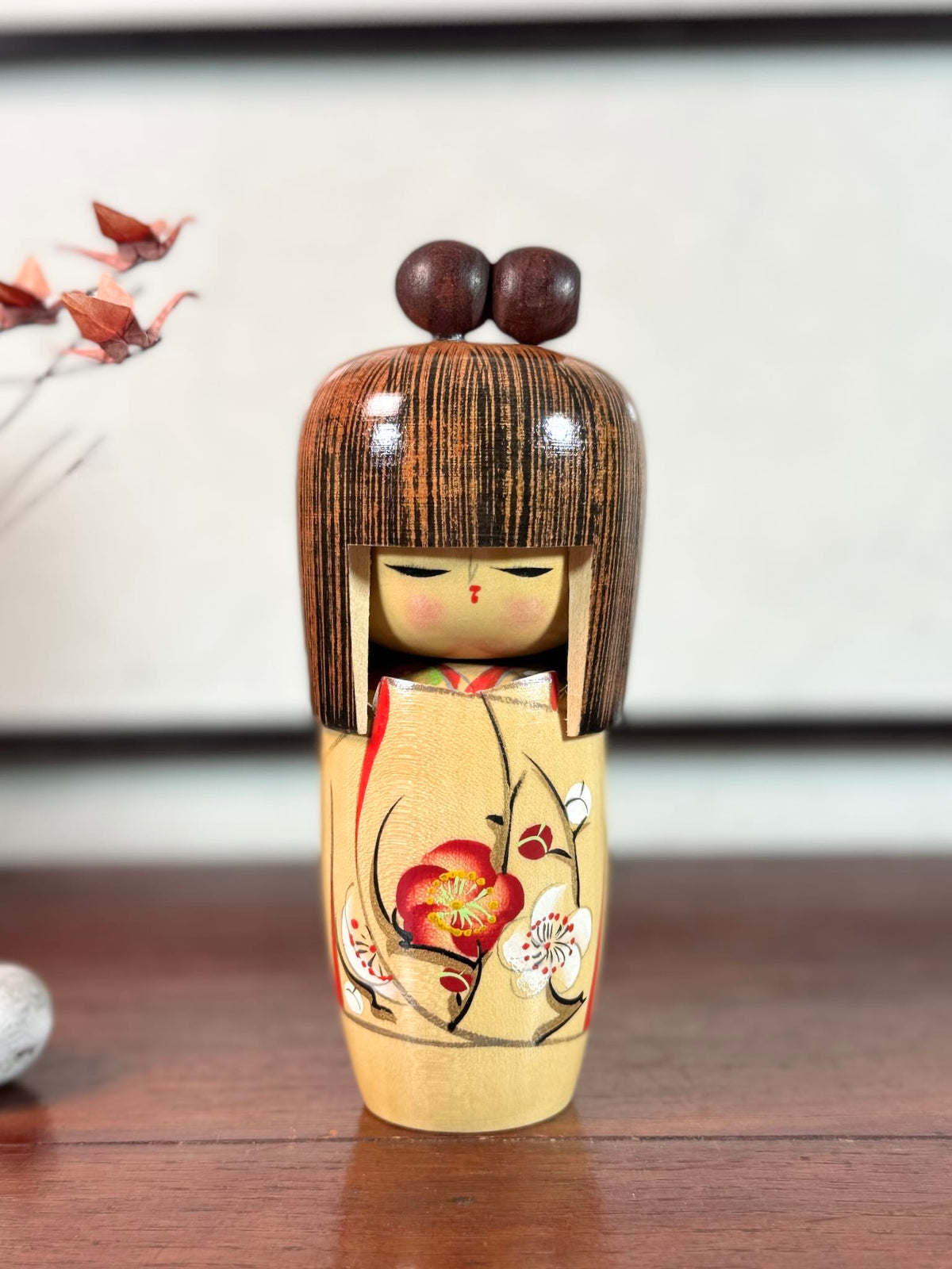 Kokeshi vintage Tanaka Kōjō Rêve de Printemps à fleurs de prunier, de face